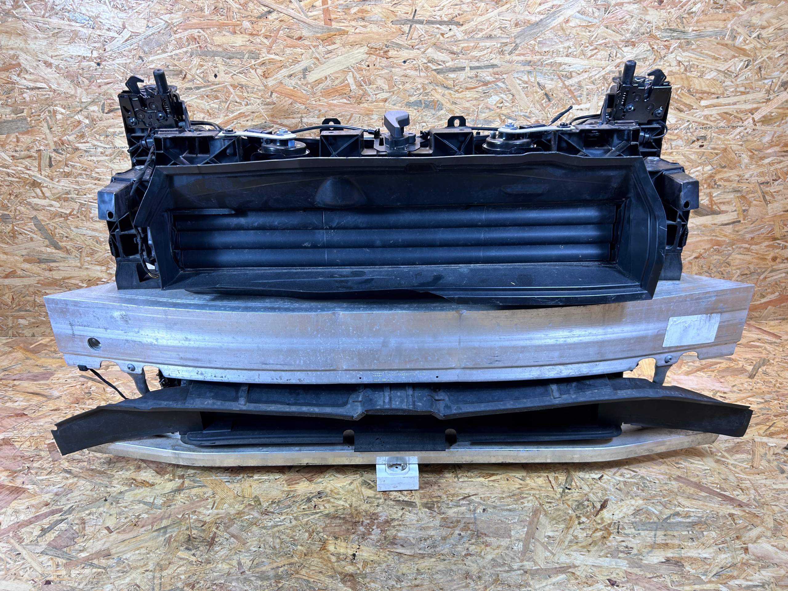 PAS PRZEDNI WZMOCNIENIE BELKA CHŁODNICE AUDI E-TRON 4KE 2018-