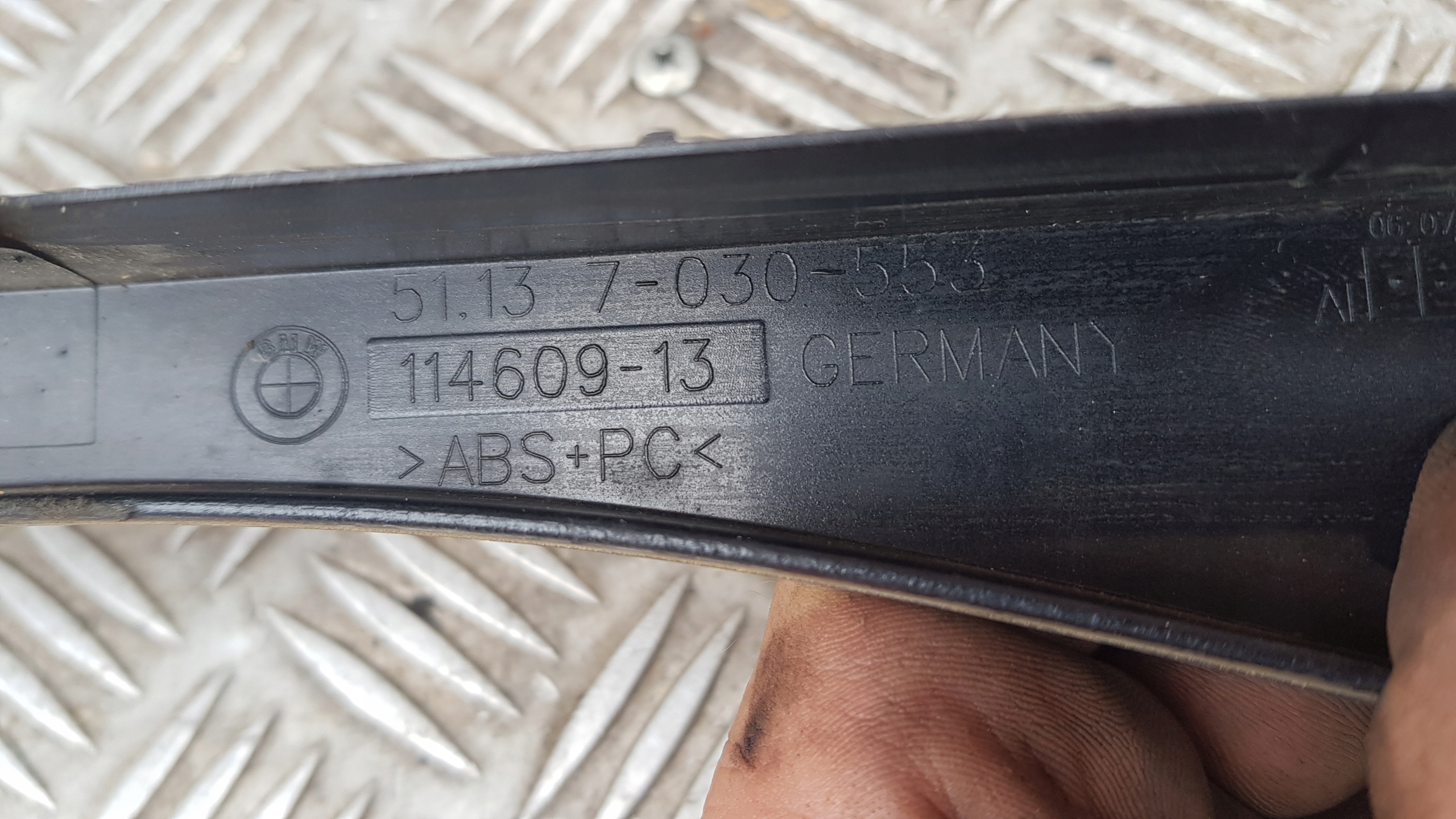 BMW E46 moulding below LAMPE left LIFT