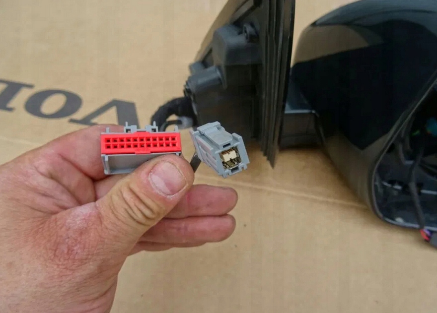 LUSTERKO JAGUAR E PACE PRAWE Producent części Jaguar OE