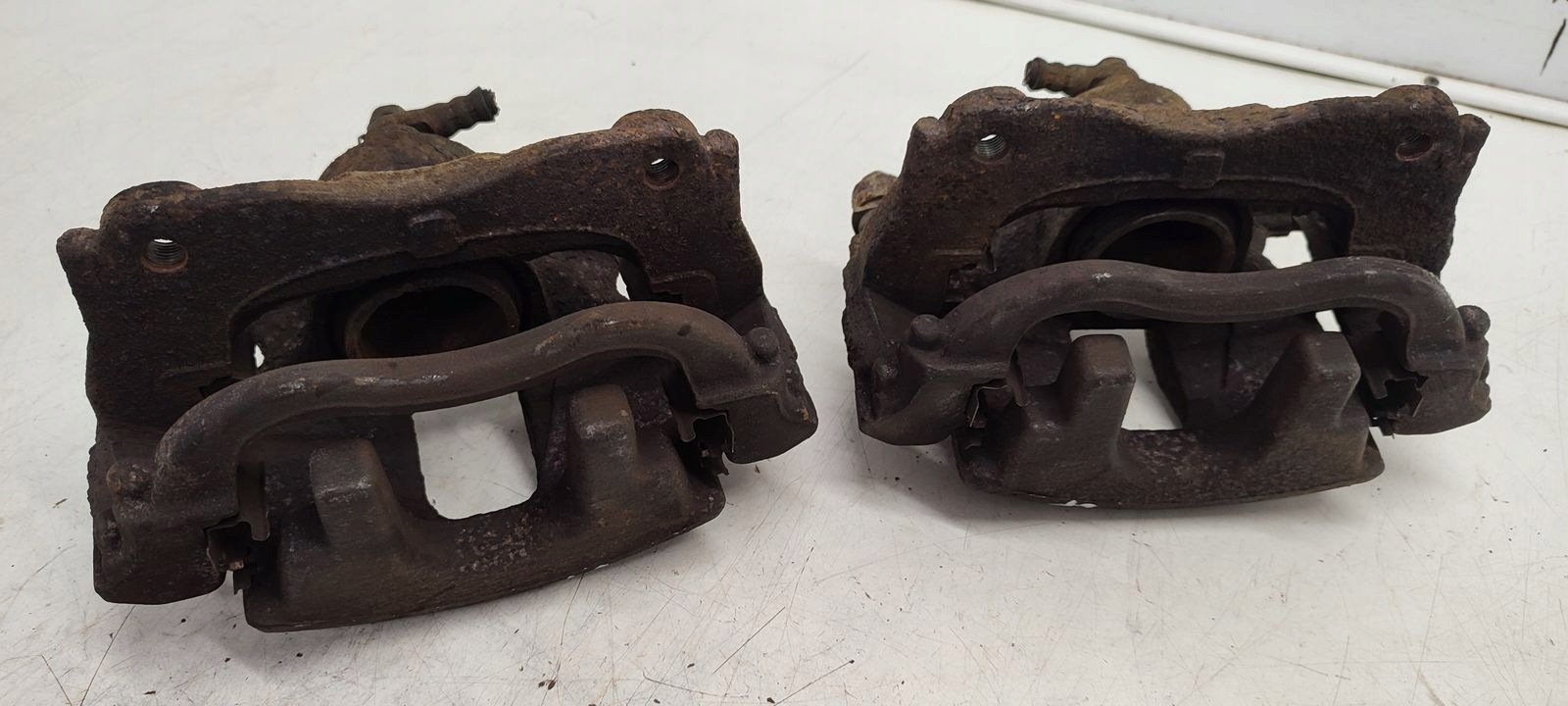 caliper front front left Toyota Avensis T27 2,2 D4D