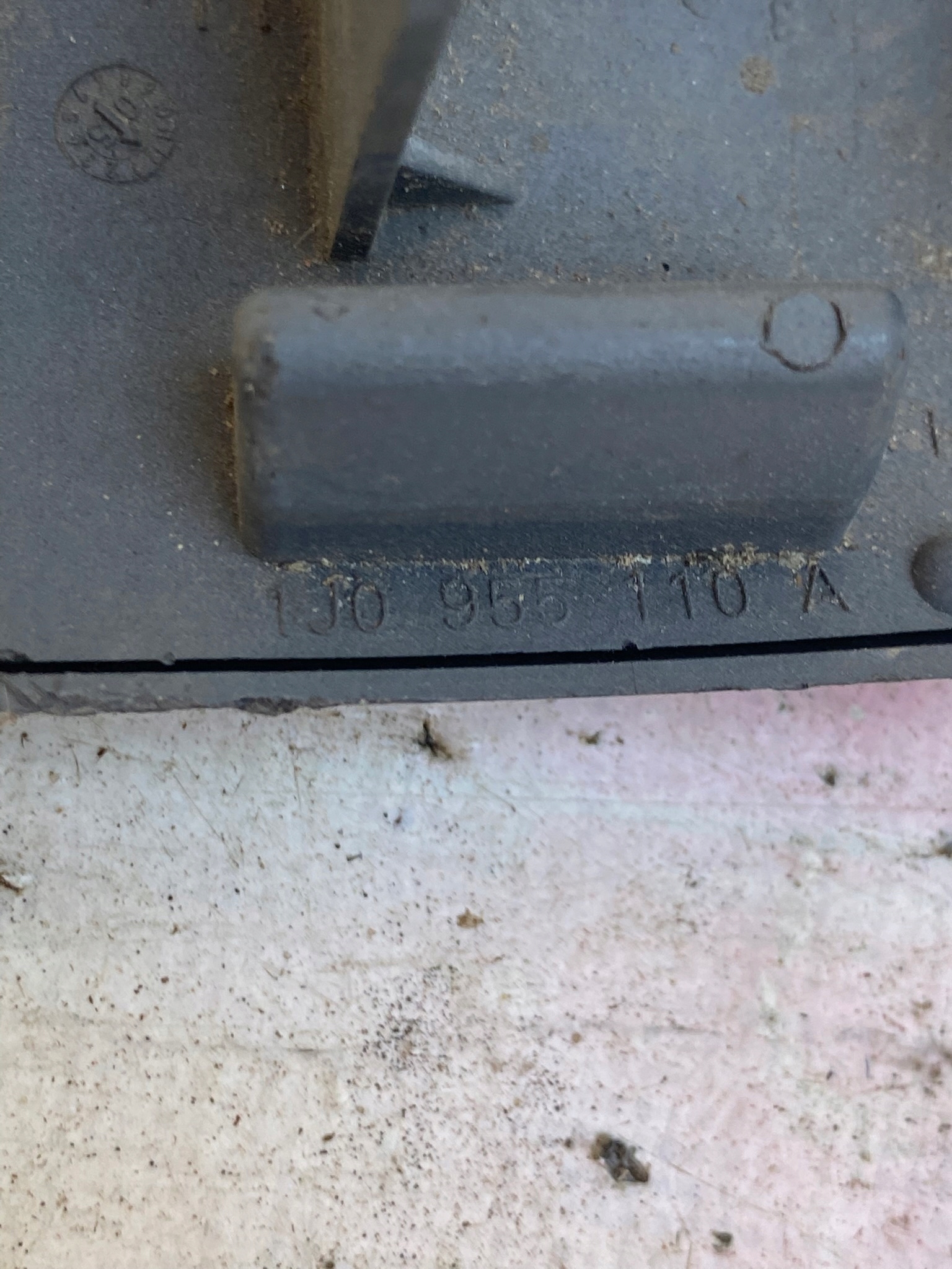 VW GOLF IV utikač mlaznice pranja desna 1J0955110A