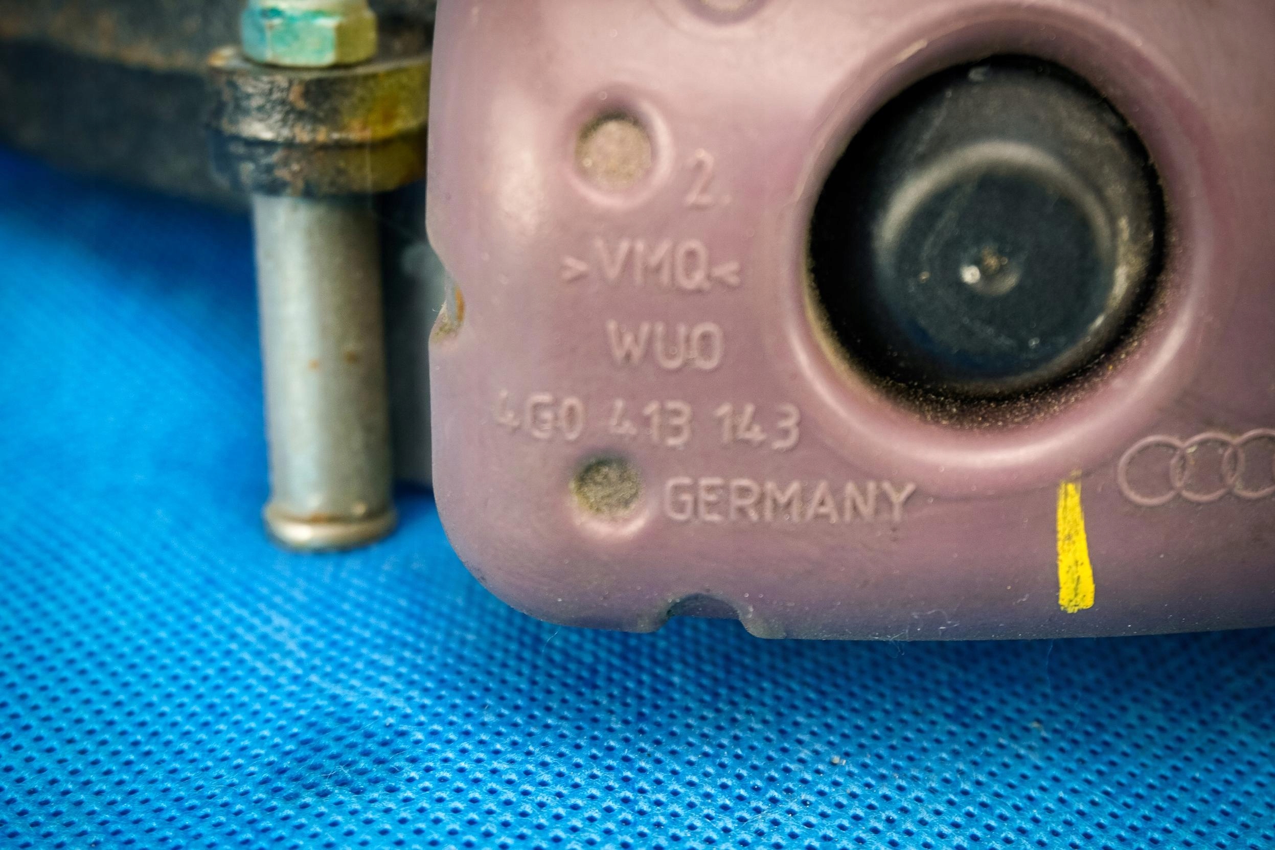 Widelec amortizera Audi A8 S8 4H 8R0413037C