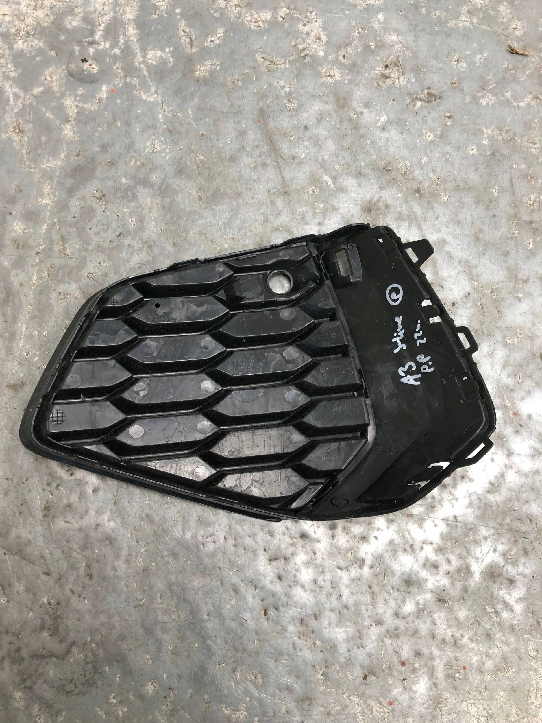 grid of a bumper right front AUDI A3 8Y S-LINE 8Y0807682B