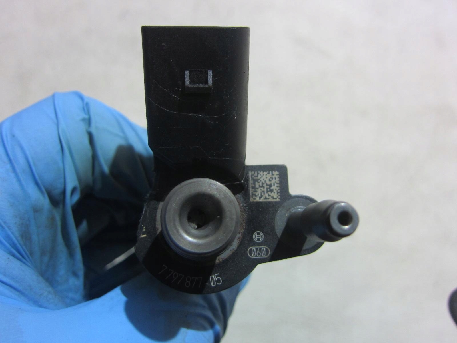 BMW E60 E90 E87 N47 nozzle injector 7797877 13537797877