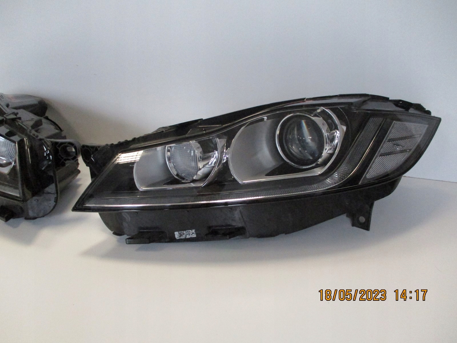 light BIXENON JAGUAR F PACE ANGLIK right