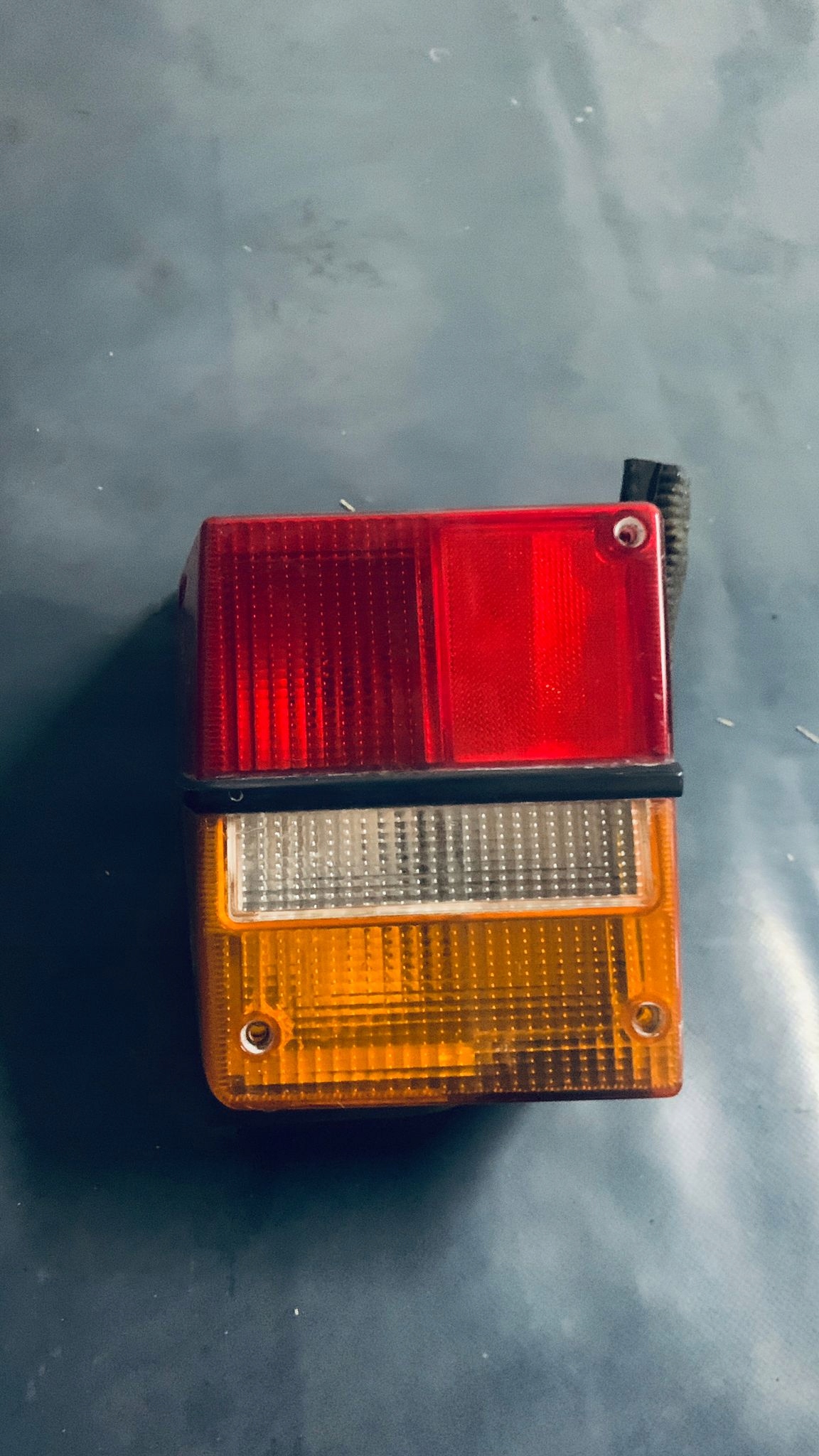 SAAB 900 KROKODYL LAMPA LEWY TYŁ TYLNA