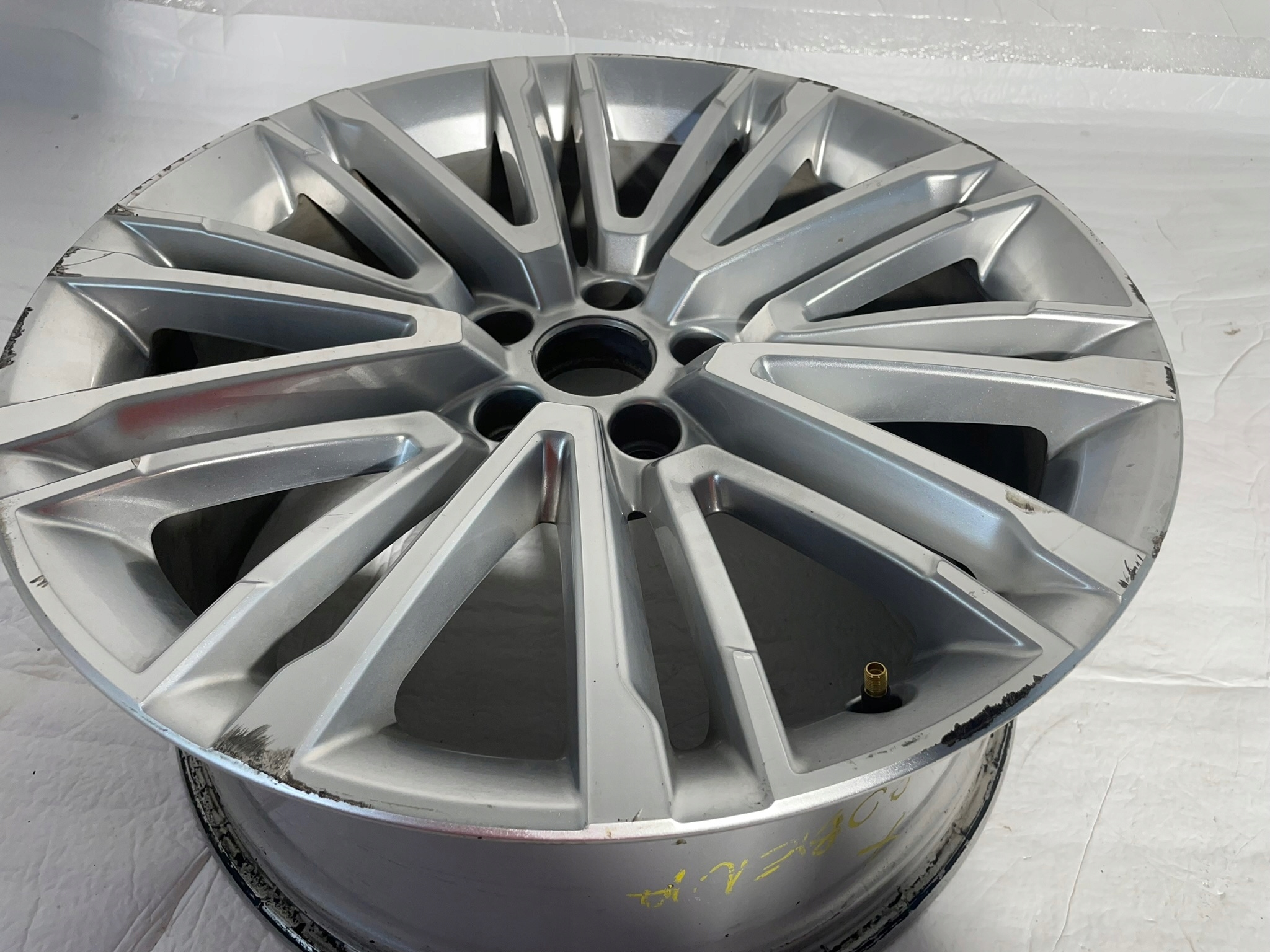 AUDI A4 B9 A5 8W disk hliníkový 8W0601025BE 8.5x19 ET40