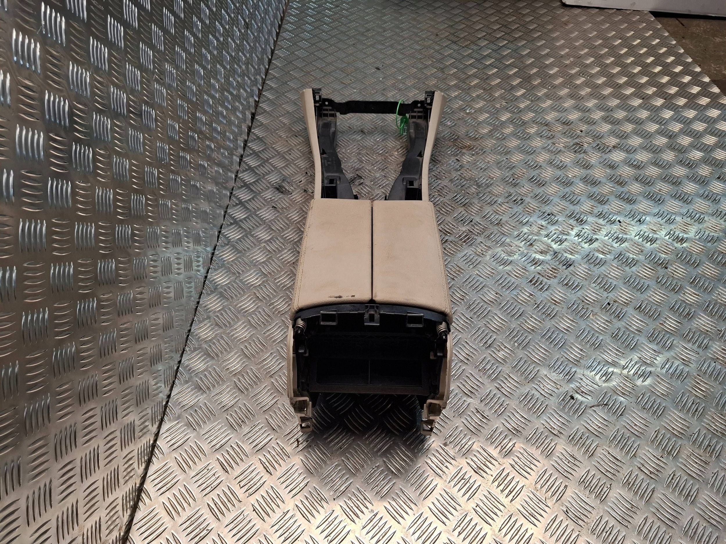 TUNEL central armrest A2056801350 MERCEDES W205 C-KLASA