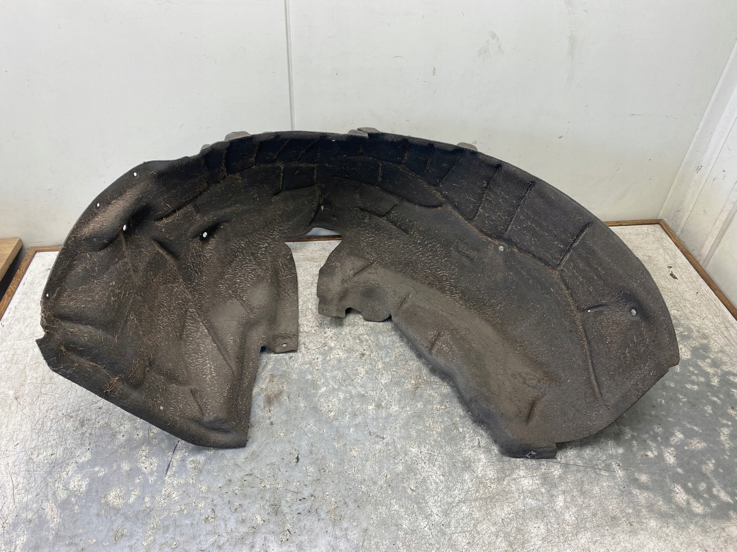 AUDI A4 B9 mudguard right rear part 8W0810172G