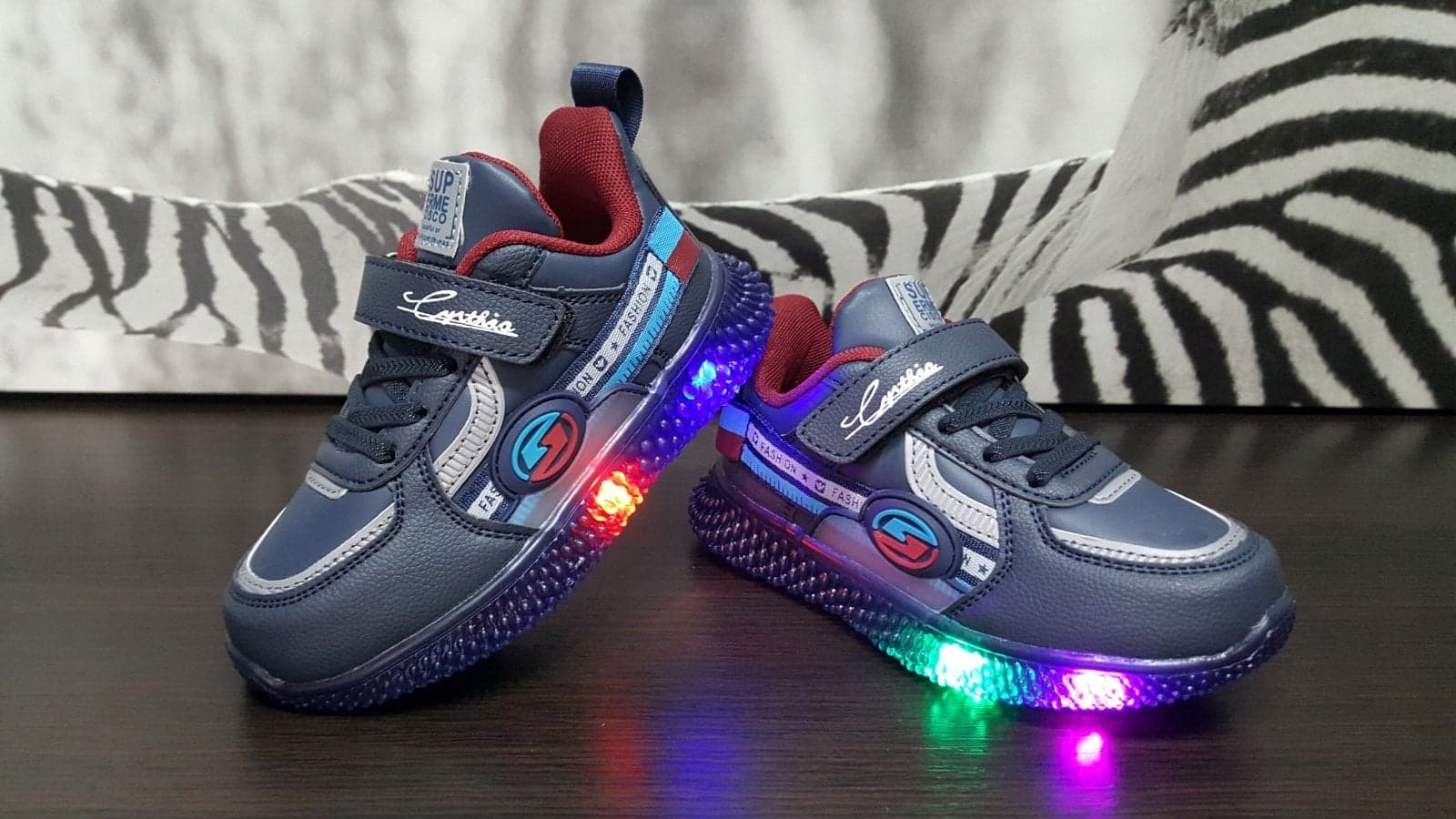 PIĘKNE DZIECIĘCE BUTY Z LED ADIDASY MIGAJĄCE N R21 Bohater brak