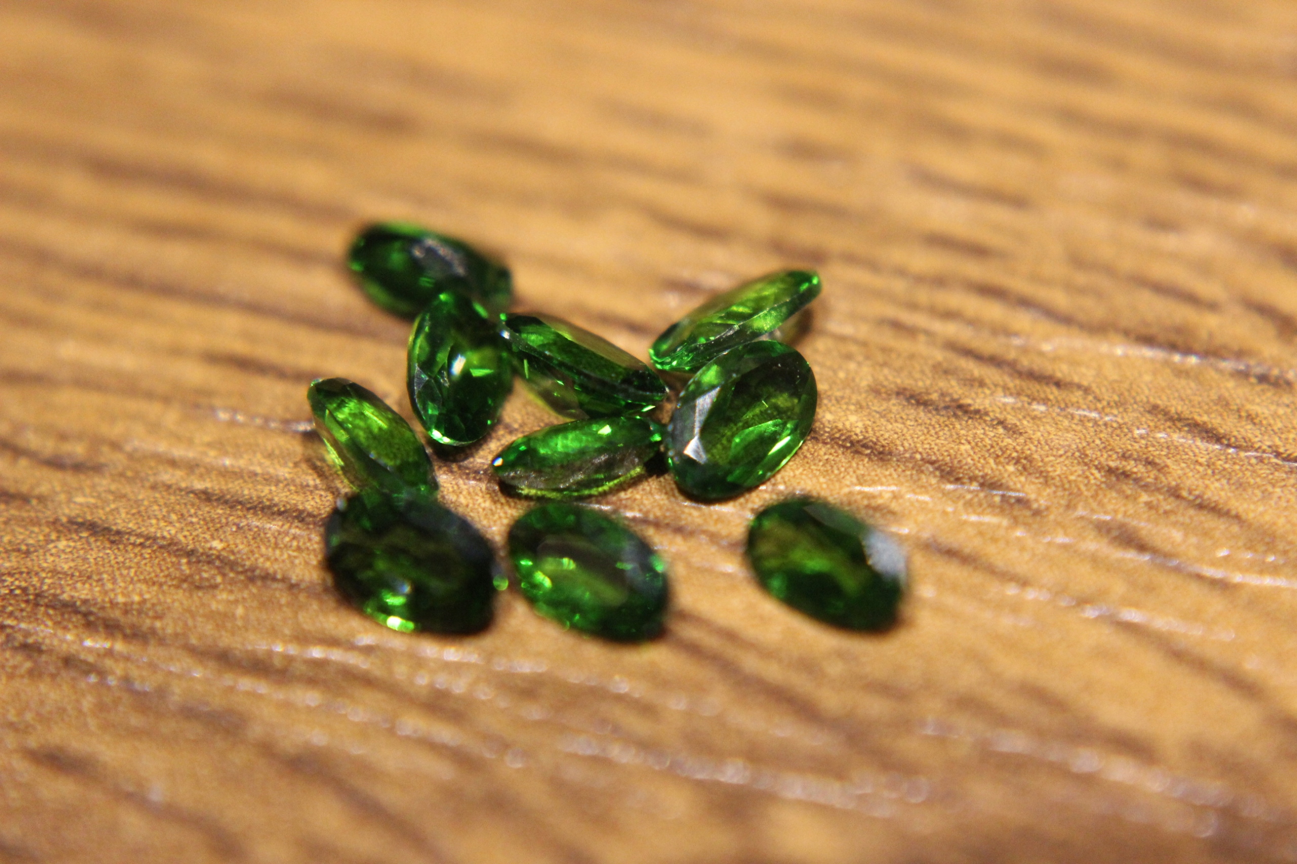 Diopsidy přírodní kameny 2.20ct 10ks