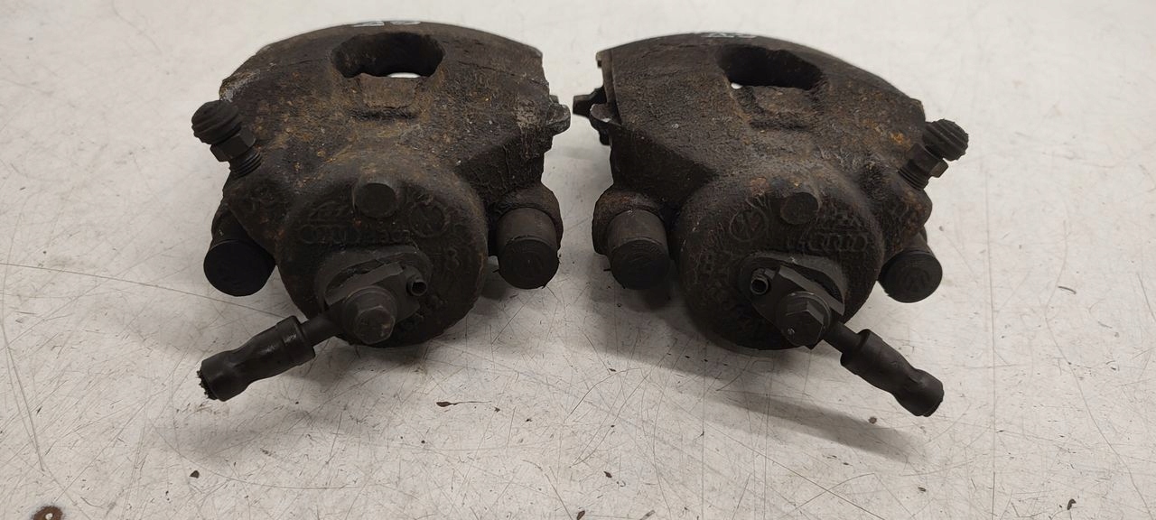 caliper front front right left VW Golf V 1,6 8V