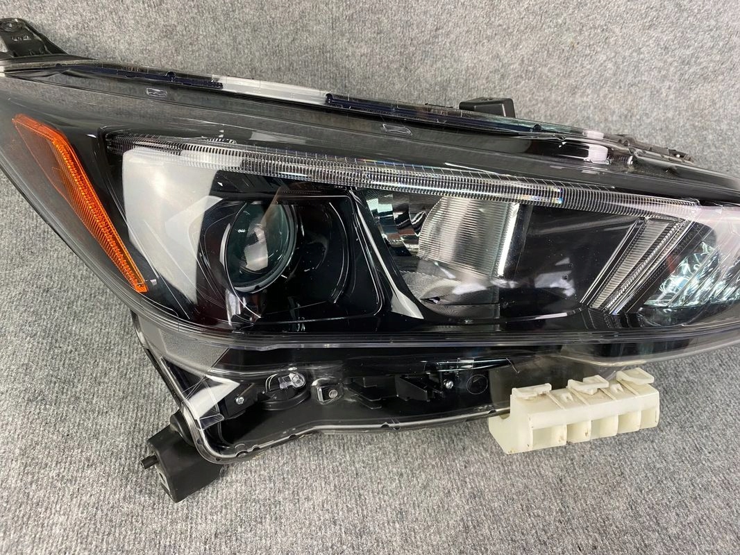 REFLEKTOR LAMPA PRZEDNIA PRAWA - NISSAN LEAF II ZWYKŁA SOCZEWKA LED USA 17- Rodzaj świateł mijania Tradycyjne / halogenowe