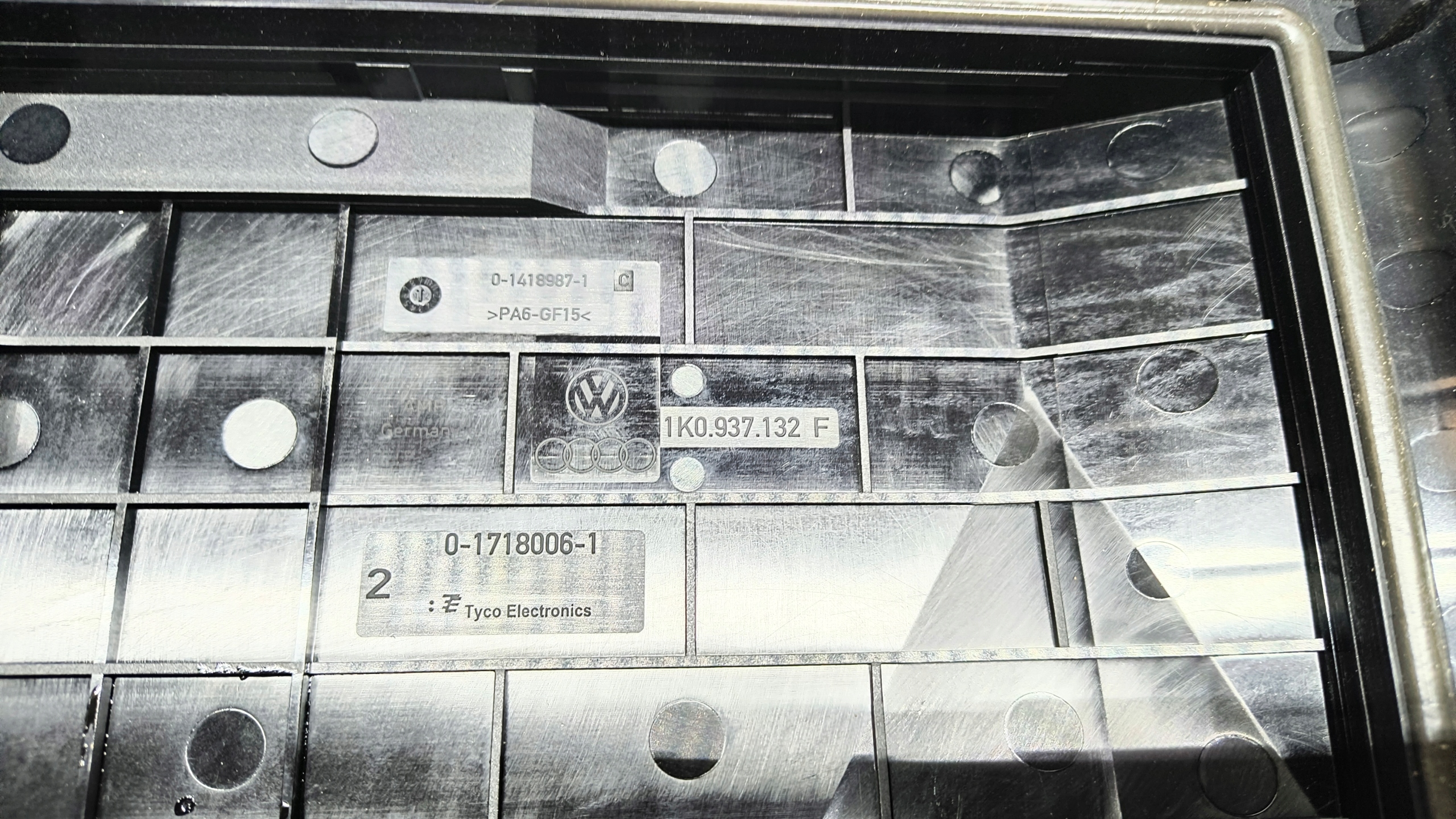 крышка коробки предохранителей Audi OE 1K0937132F