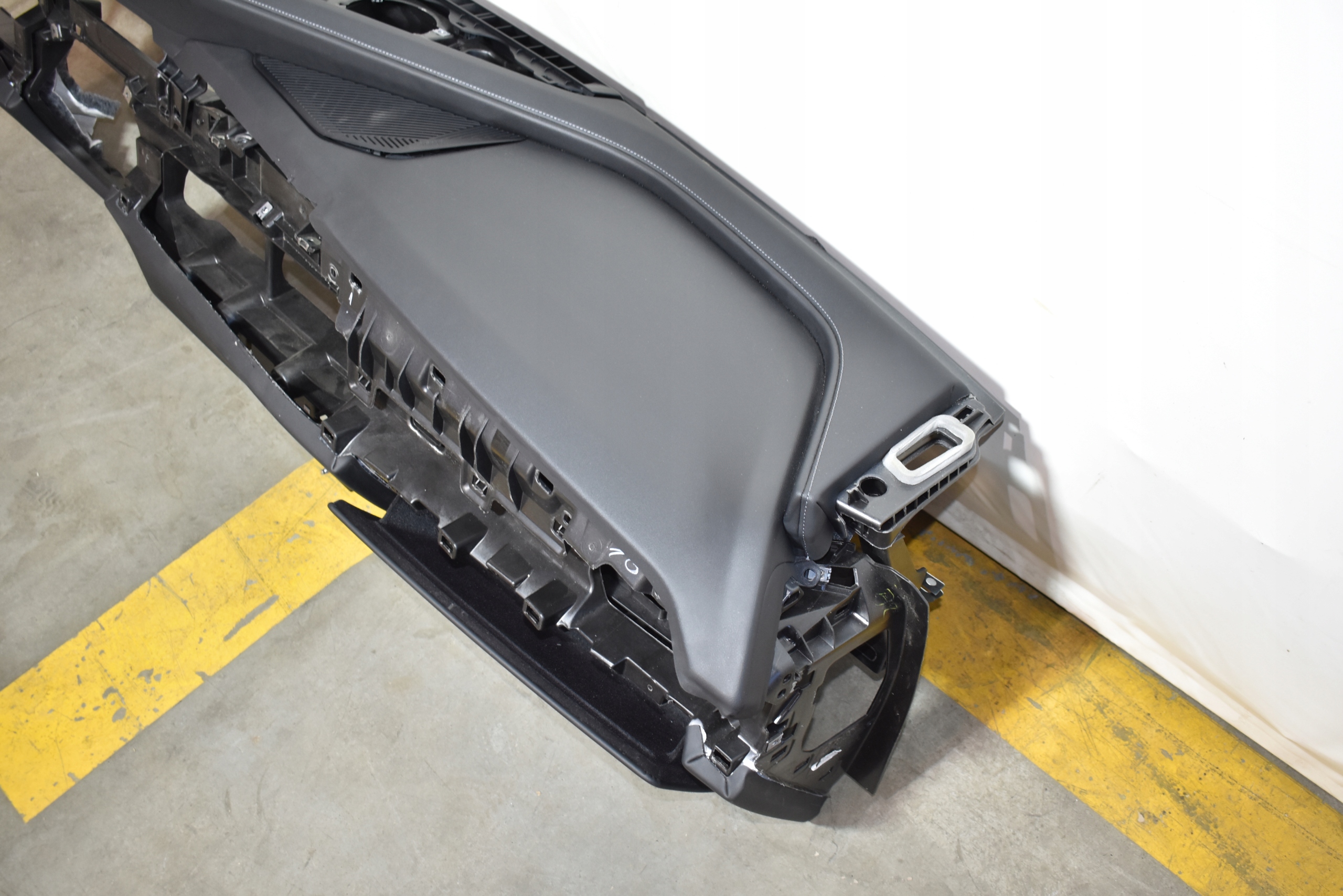IDEALNA console + passenger compartment leather HEADUP BMW G70 1