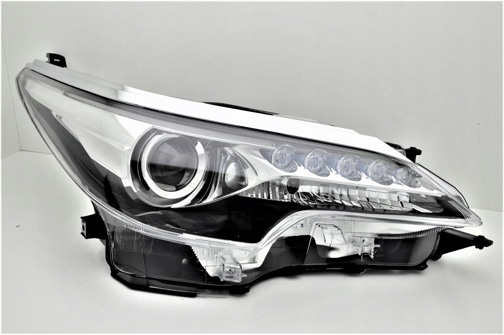 TOYOTA FORTUNER SW4 OD 2015- REFLEKTORY KOMPLET Rodzaj świateł mijania Tradycyjne / halogenowe