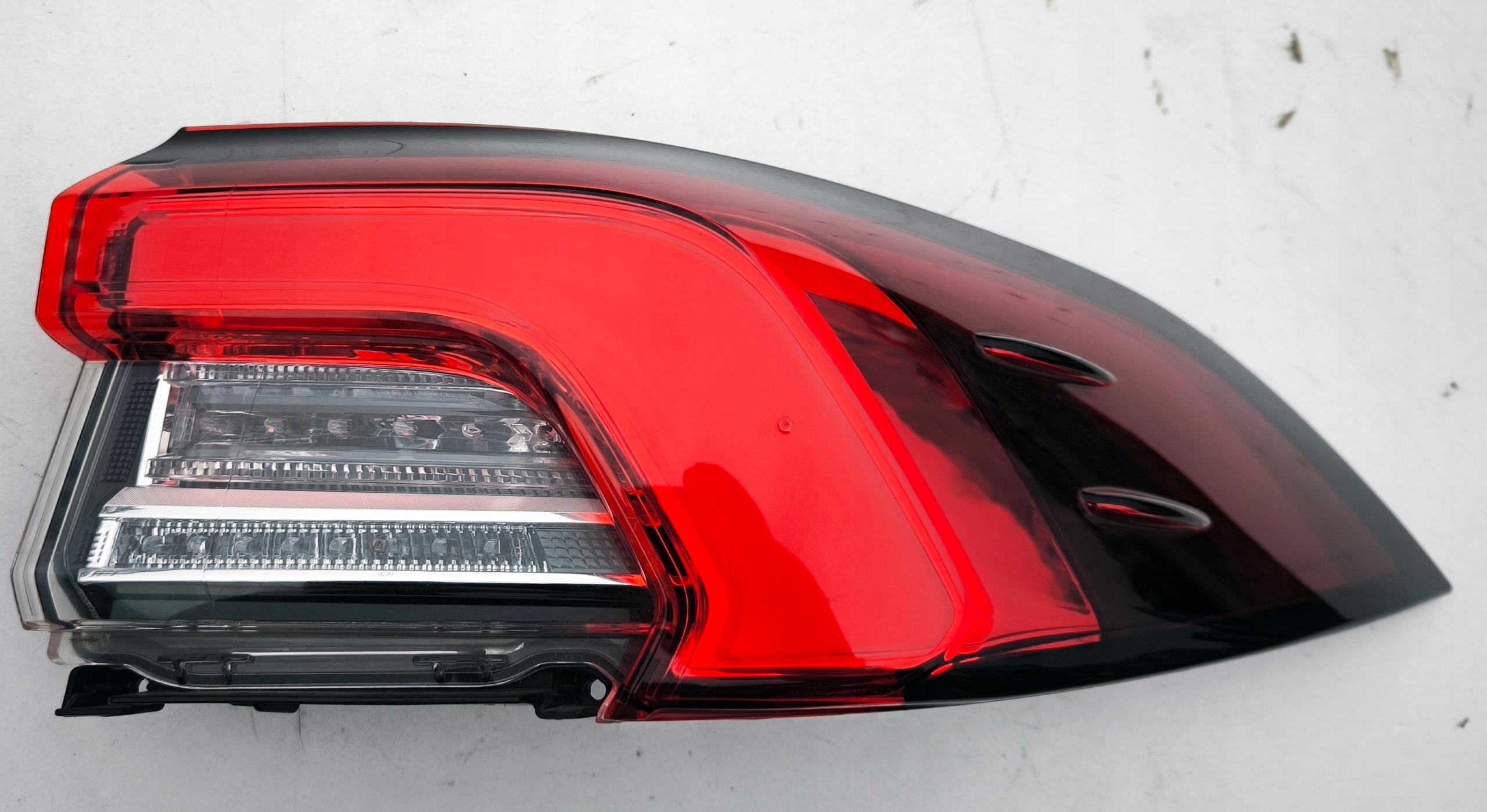 LAMPA TYLNA PRAWA COROLLA E21 SEDAN EUROPA ORYGINAŁ LED