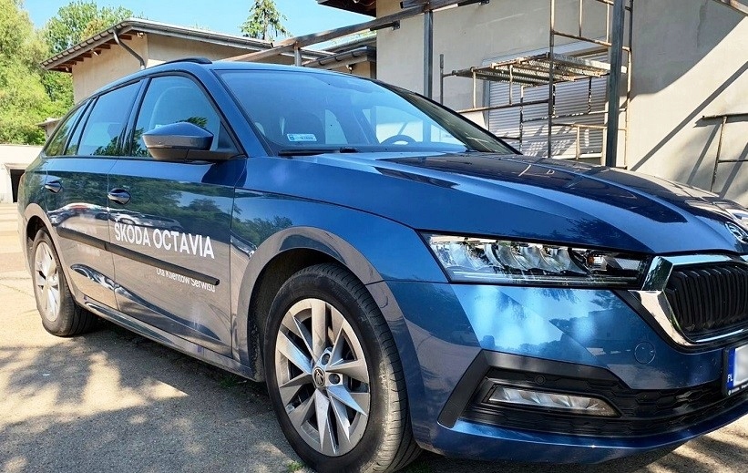 LISTWY DRZWIOWE BOCZNE NA DRZWI SKODA OCTAVIA IV 2019- Numer katalogowy części RIDER F-20