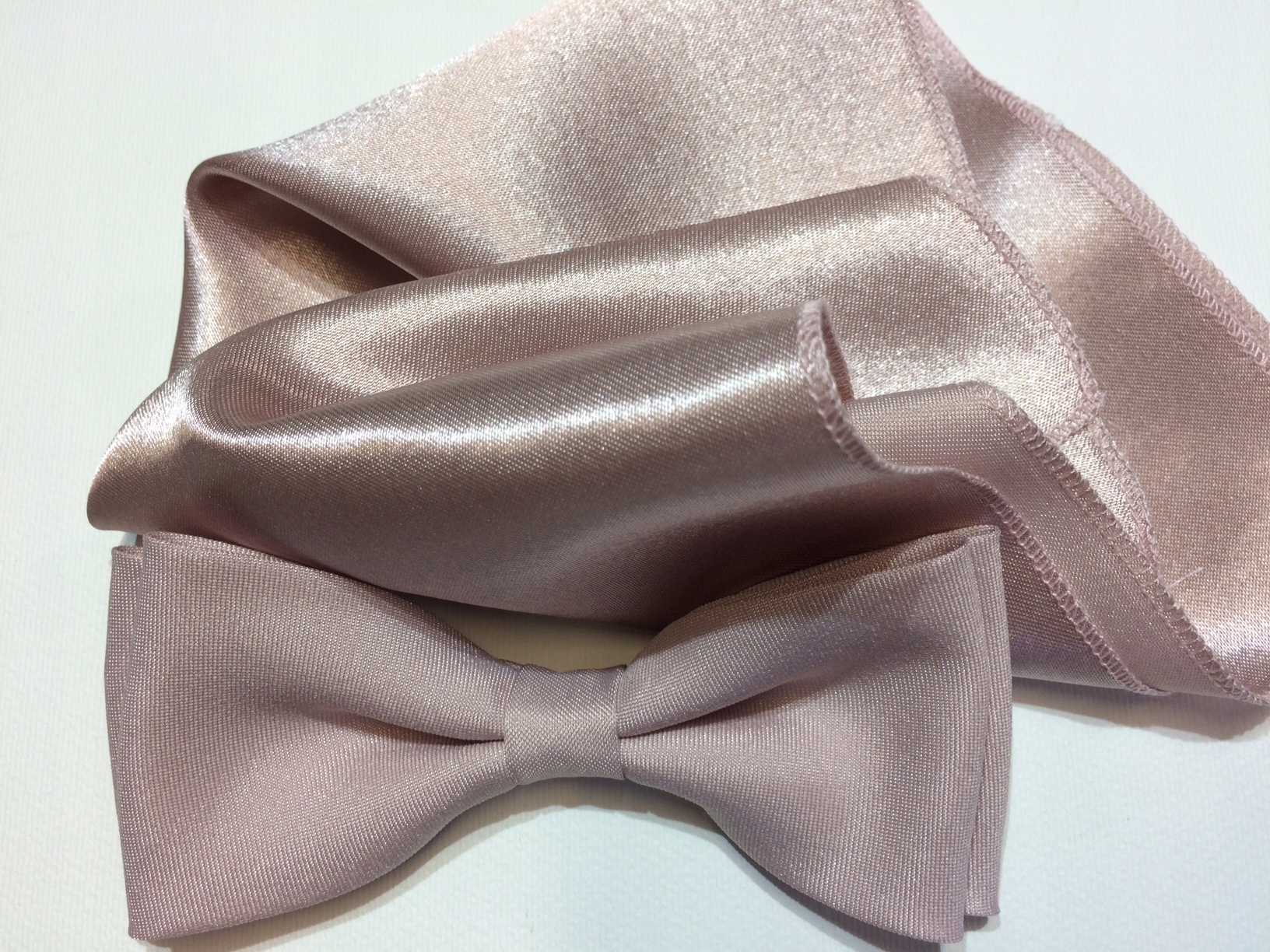 PUDROWA RÓŻOWA MUCHA MUSZKA Z POSZETKĄ-CHUSTECZKĄ