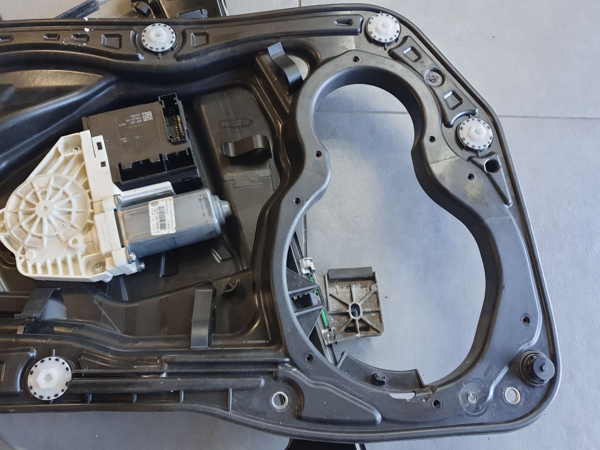 Volkswagen PASSAT CC window regulator left front 3C8837755 3C0959793C