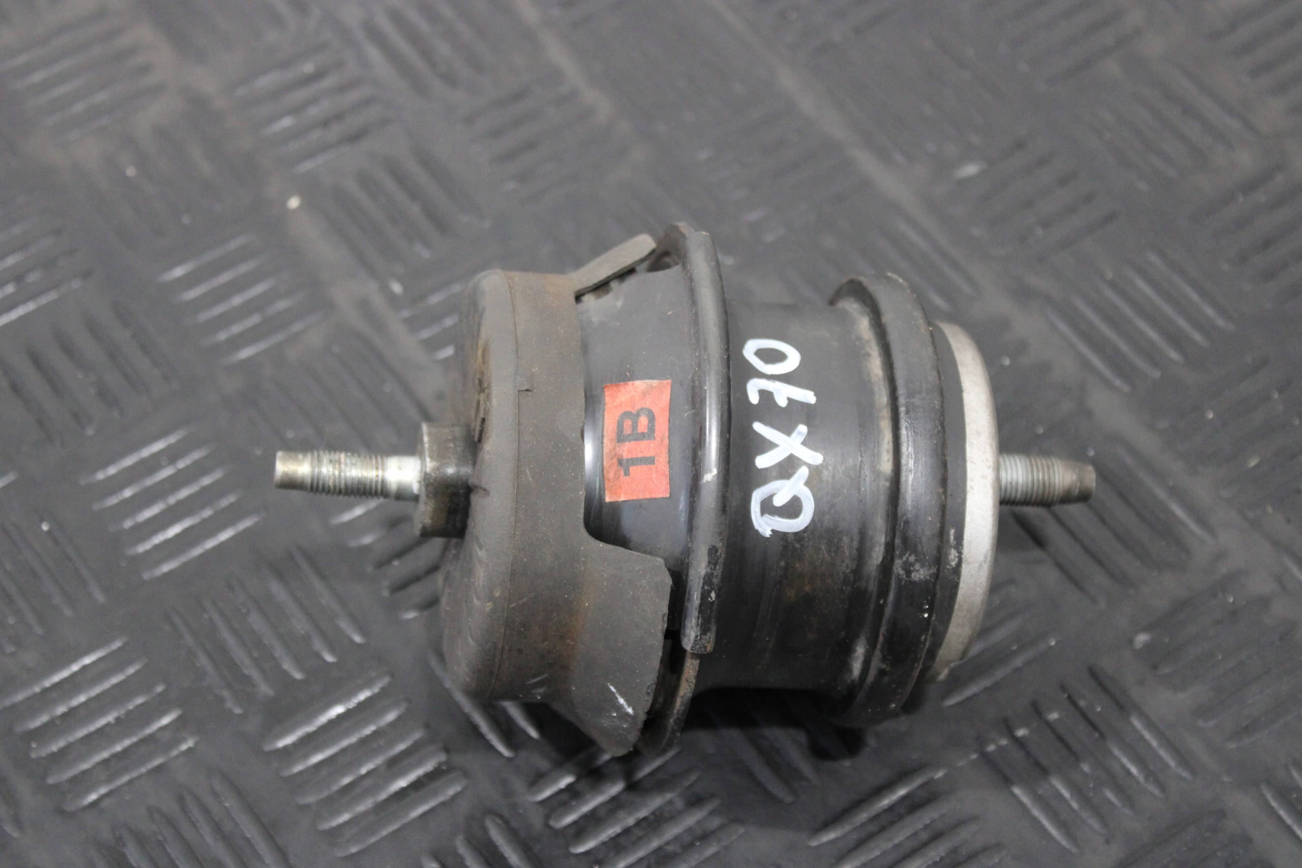 engine mount INFINITI QX70