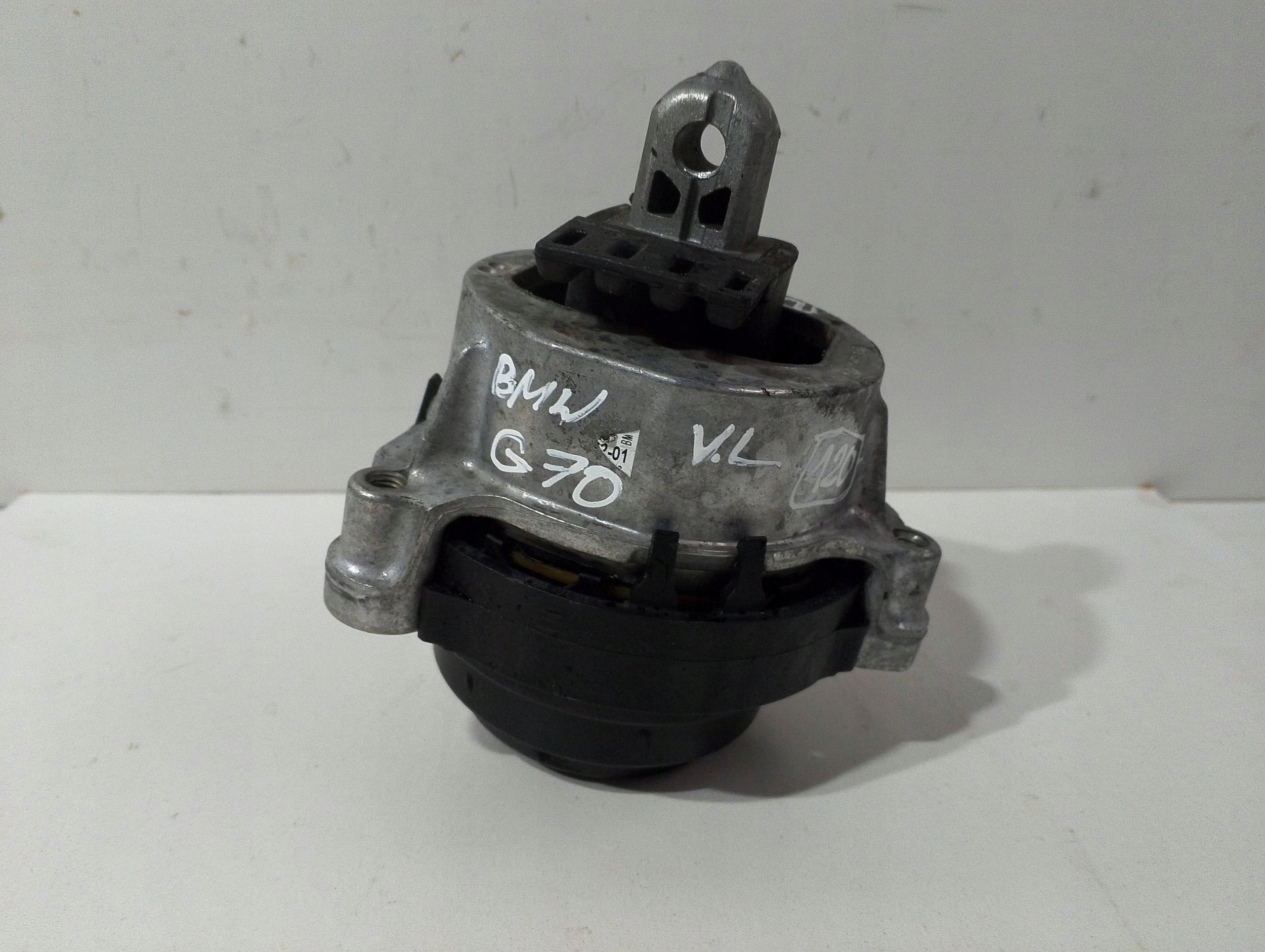 BMW 7 G70 engine mount left (120)
