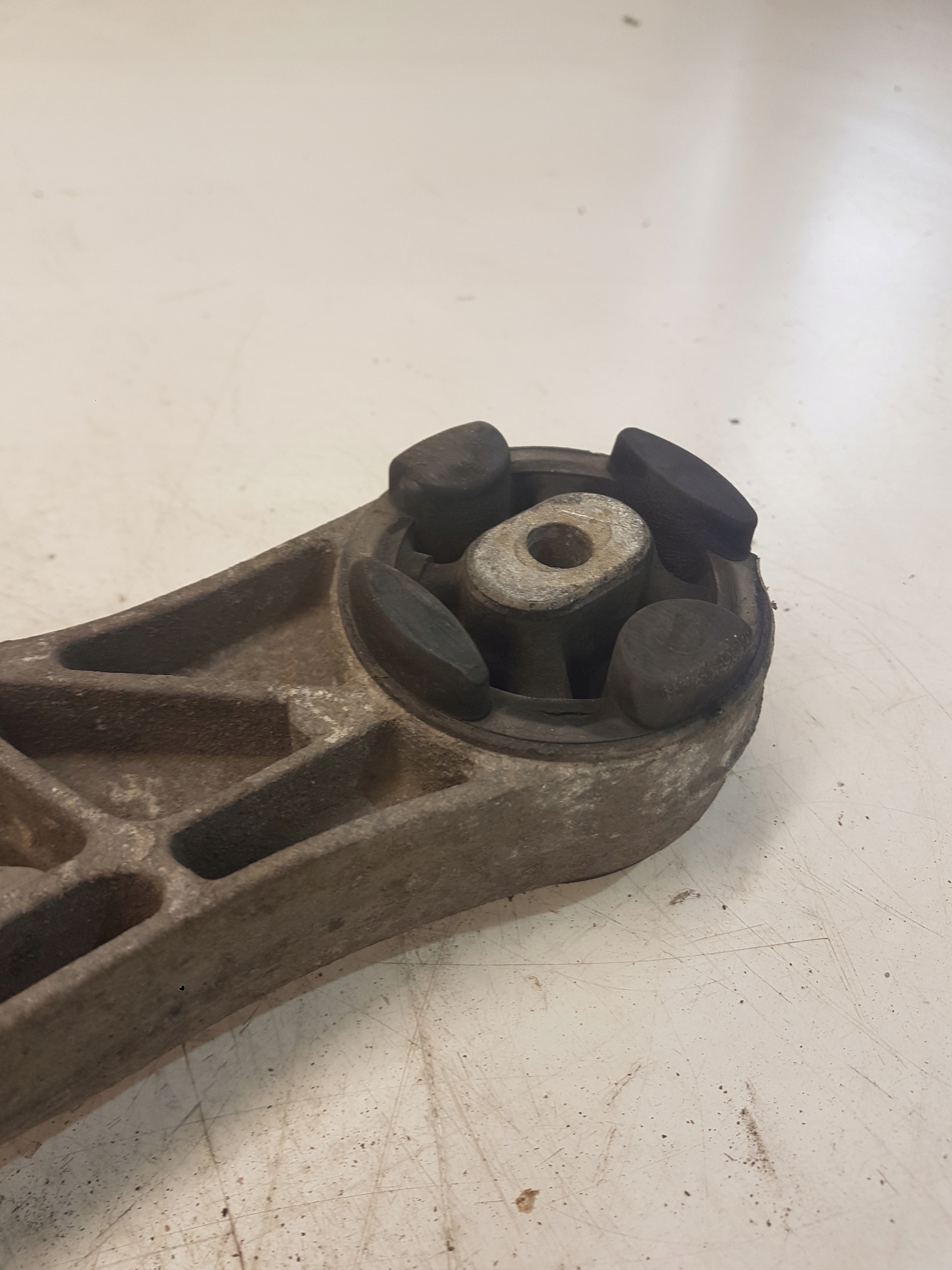 SUPPORTO MOSTU AUDI A8 D3 LIFT 4E0599285A