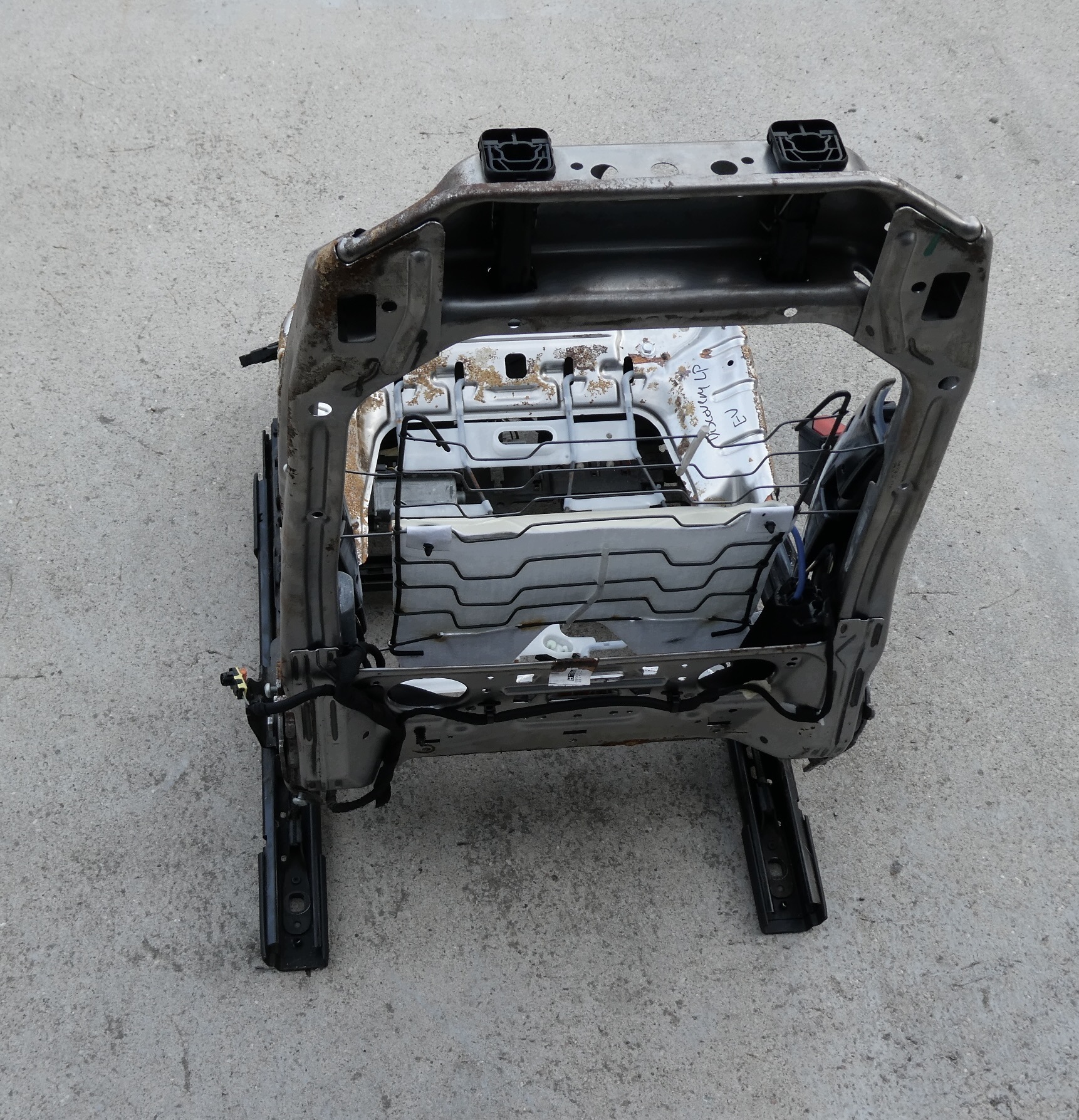 držiak sedačka ľavý šoférov LAND ROVER DISCOVERY SPORT L550 EUROPA