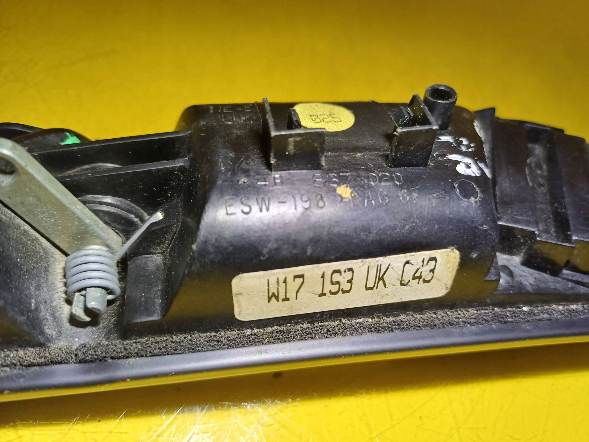 ручка двери внутренняя Audi A6 C5 4B0837020 NR75