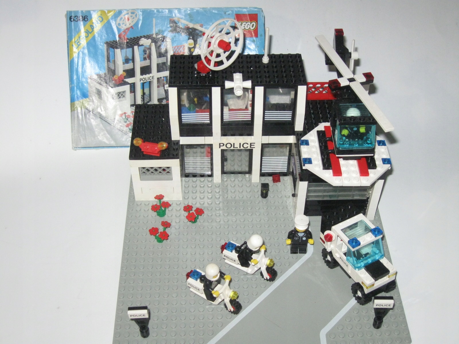 LEGO 6386 Police Command Base