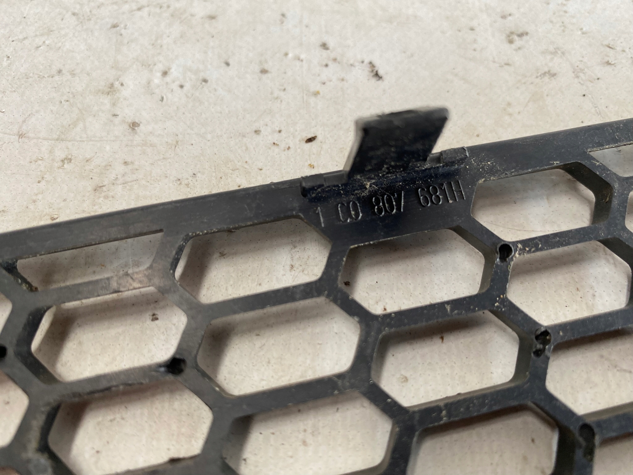 VW NEW BEETLE 1C0 98- central grid of a bumper front 1C0807681H