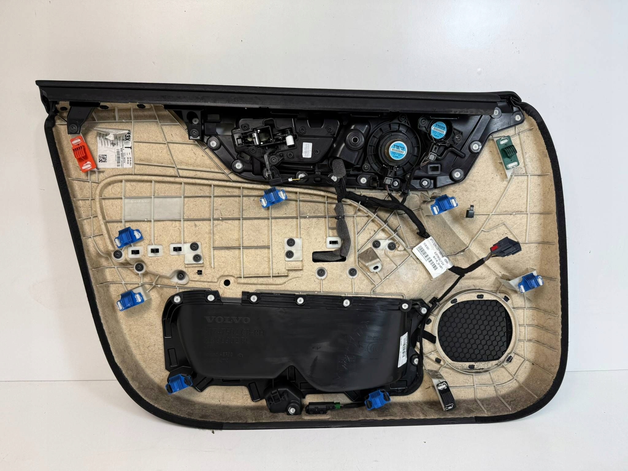 Volvo V60 II 2022 side door front right 30747494