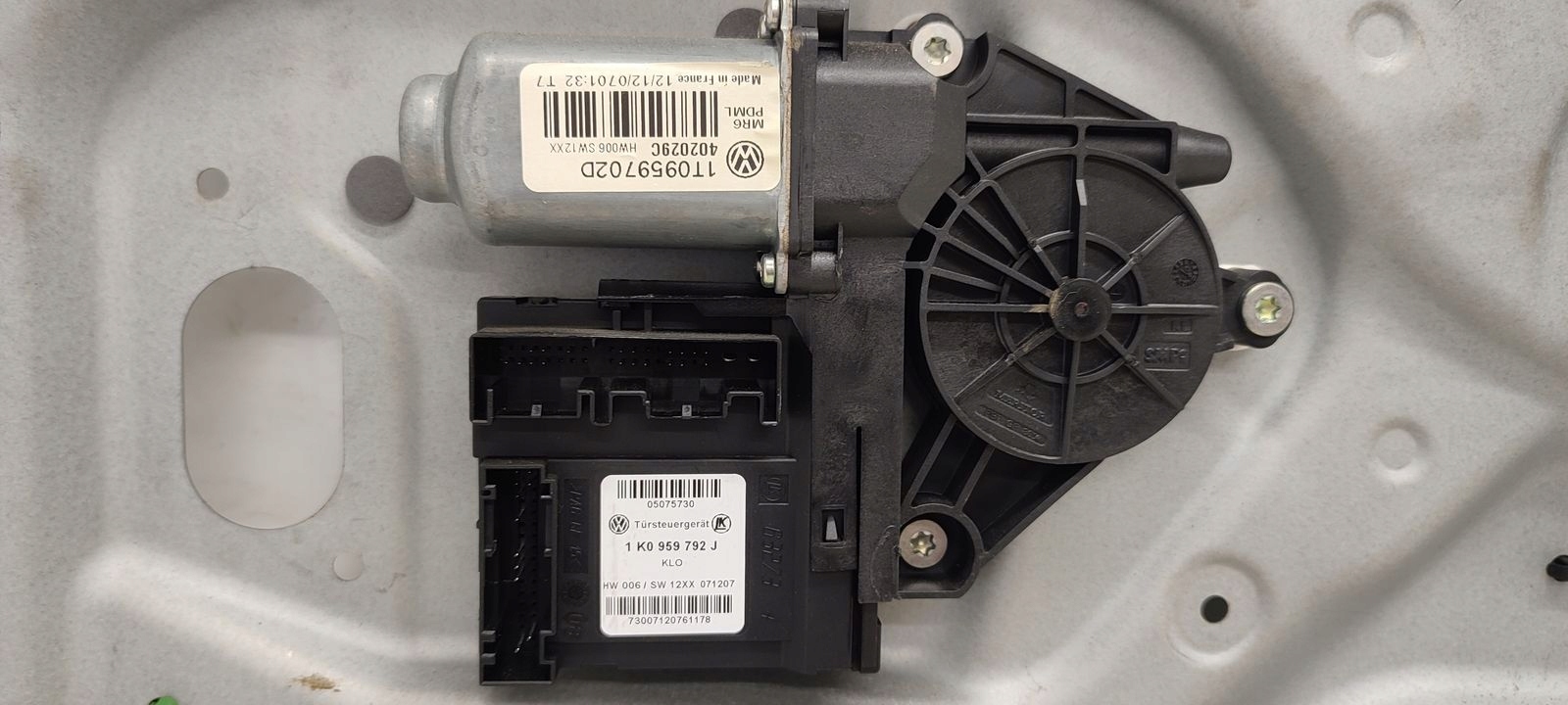 window regulator right front mechanism VW Touran and LIFT 1,4 TSI