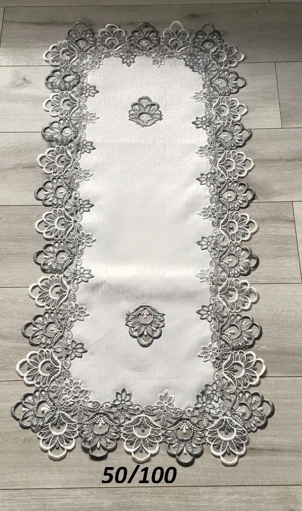 

Bieżniki Białe Obszyte Szarą Gipiurą 60 x 120 cm