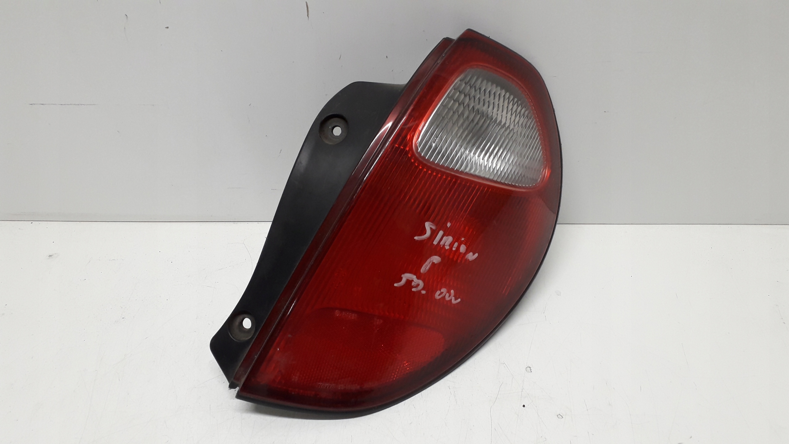 DAIHATSU SIRION 98- LAMPA PRAWA TYLNA