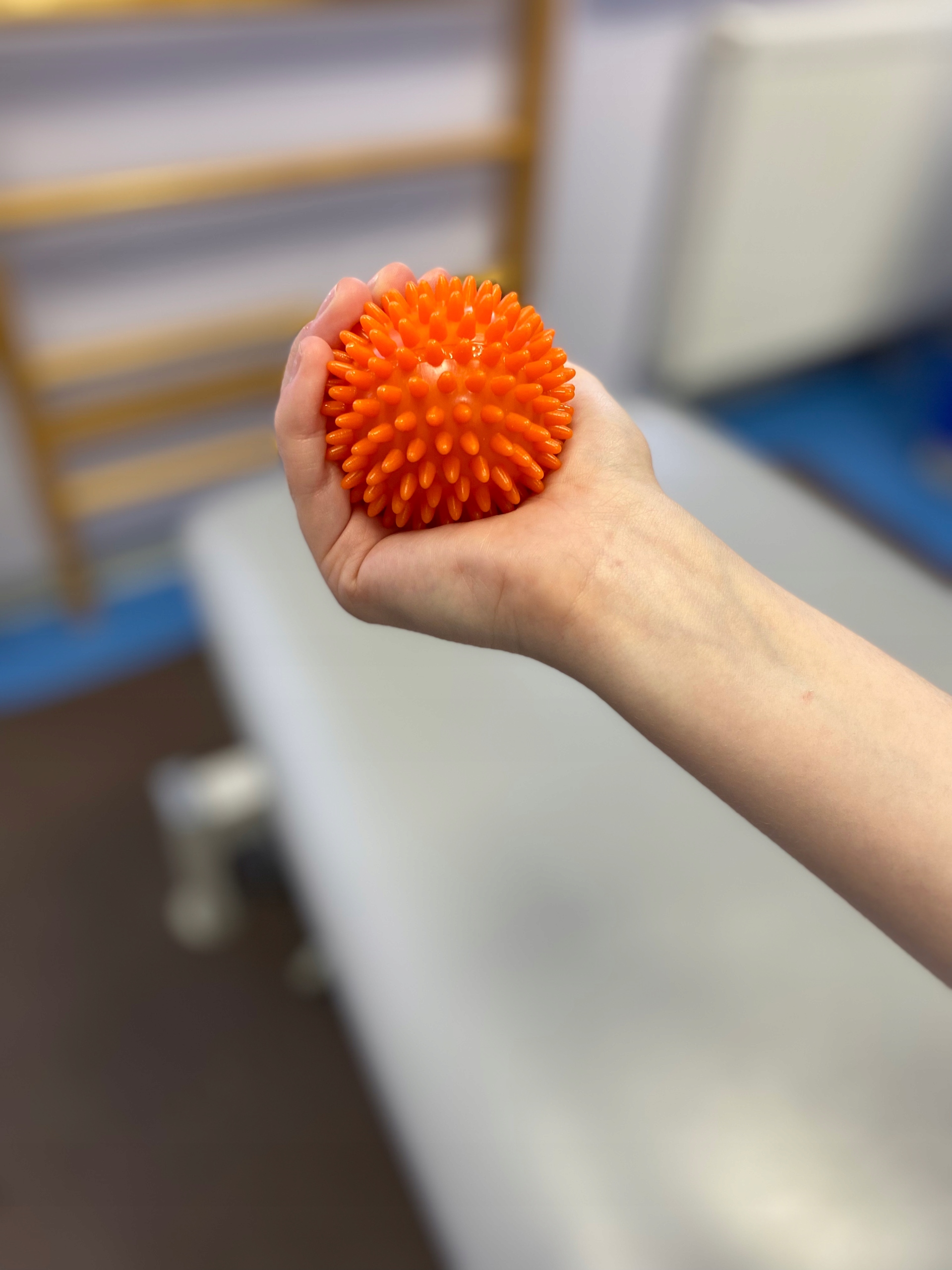 PIŁKA DO ROLOWANIA piłeczka Z KOLCAMI wypustki masaż dłoni 6 CM POMARAŃCZ Marka Halcamp