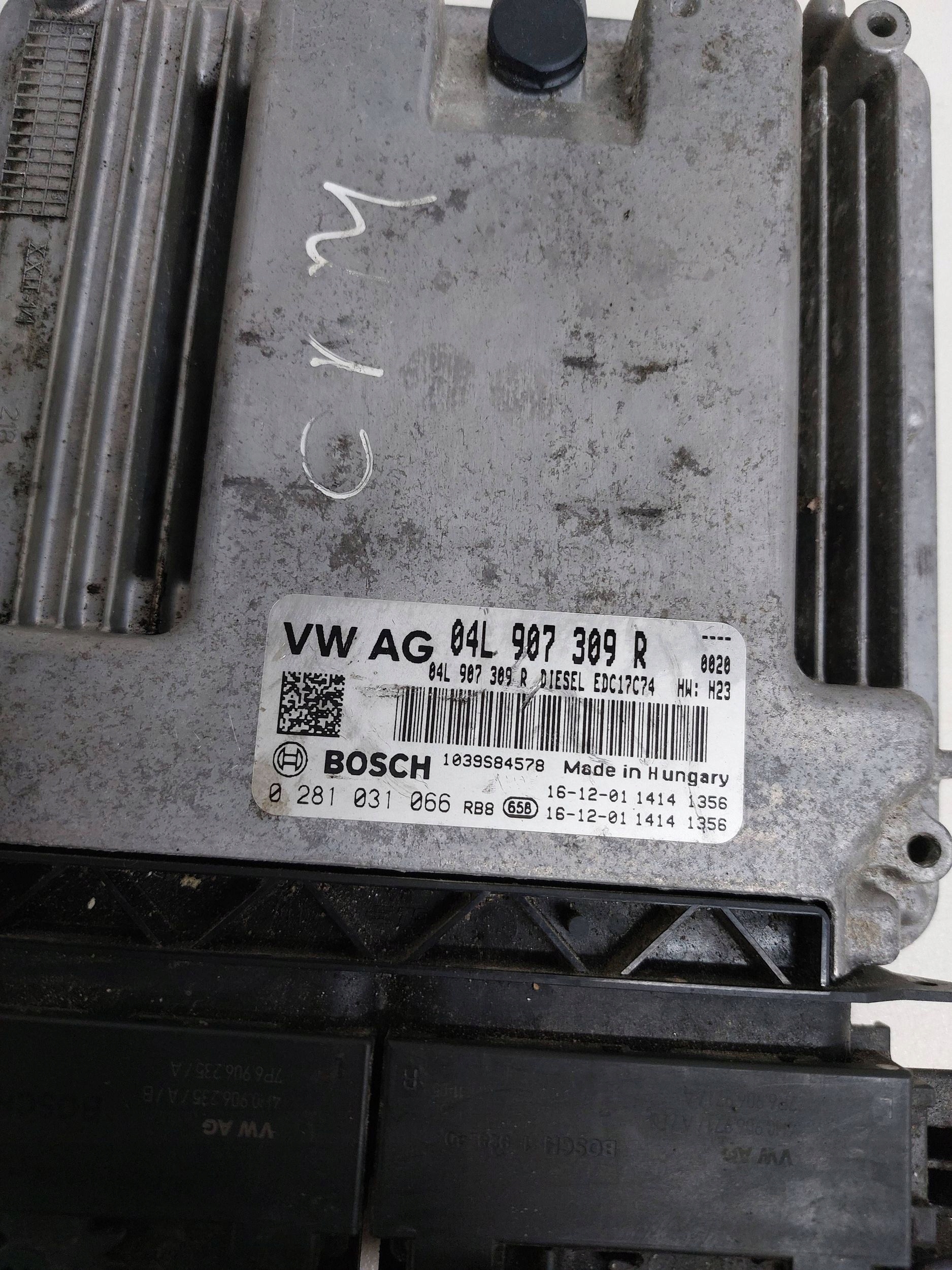 VW PASSAT B8 SUPRBIII 2.0TDI computer control unit of the engine 04L907309R