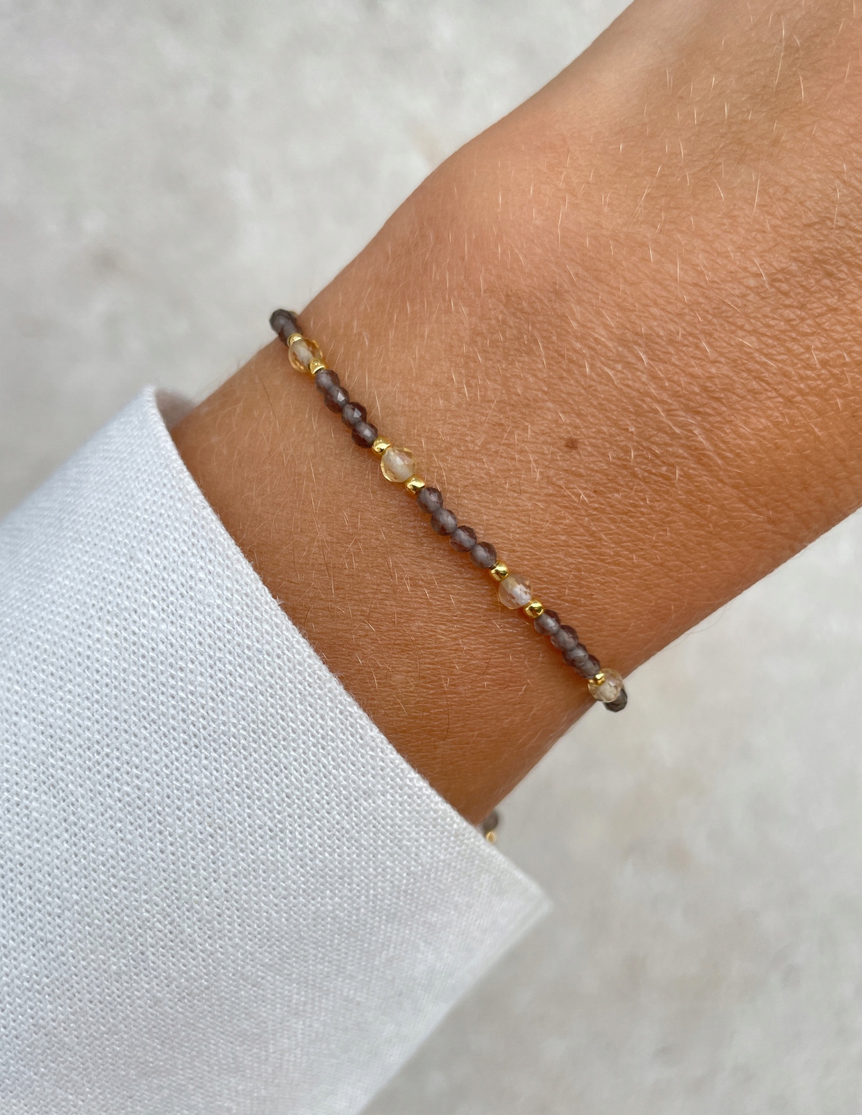 Náramek na šňůrce s kouřovým křemenem a citrínem