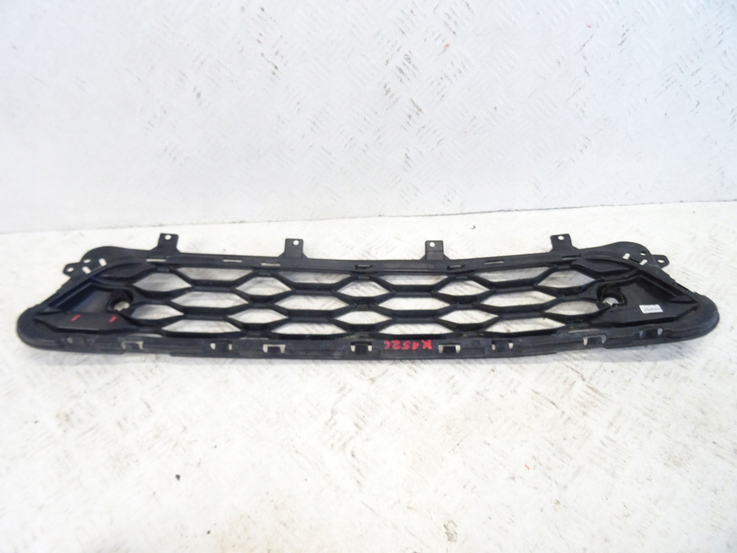 grid of a bumper front front central MINI COUNTRYMAN LIFT 51119477043