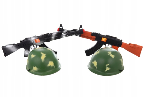 Karabin maszynowy i hełm w siatce