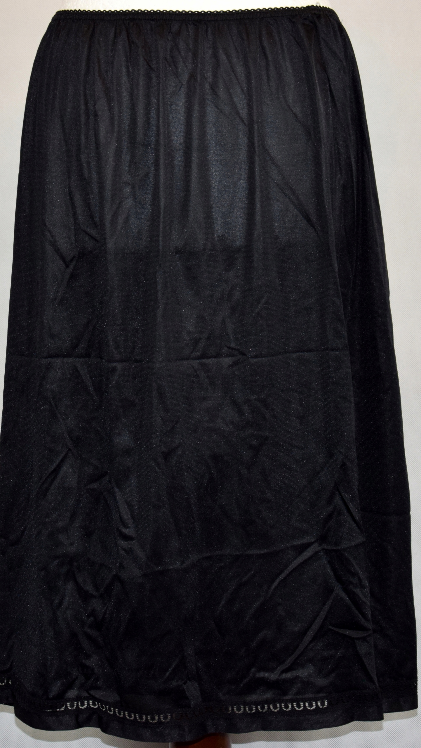 PÓŁ HALKA CZARNA NA GUMCE 46