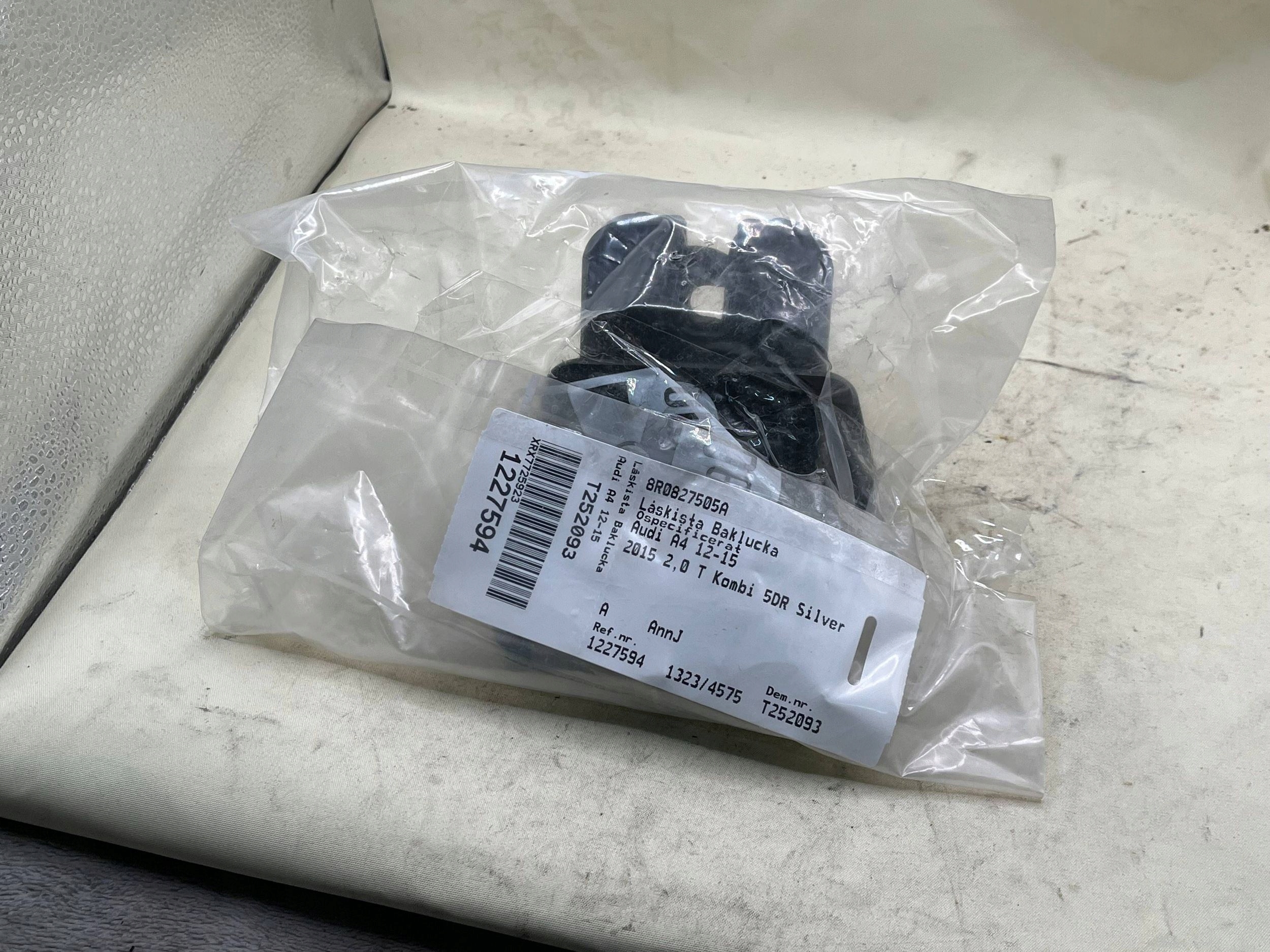 AUDI Q3 2017r 8R0 8RO lock bonnet rear part A4 B8 A3 8V A6 C2 8R0.827.505 !J