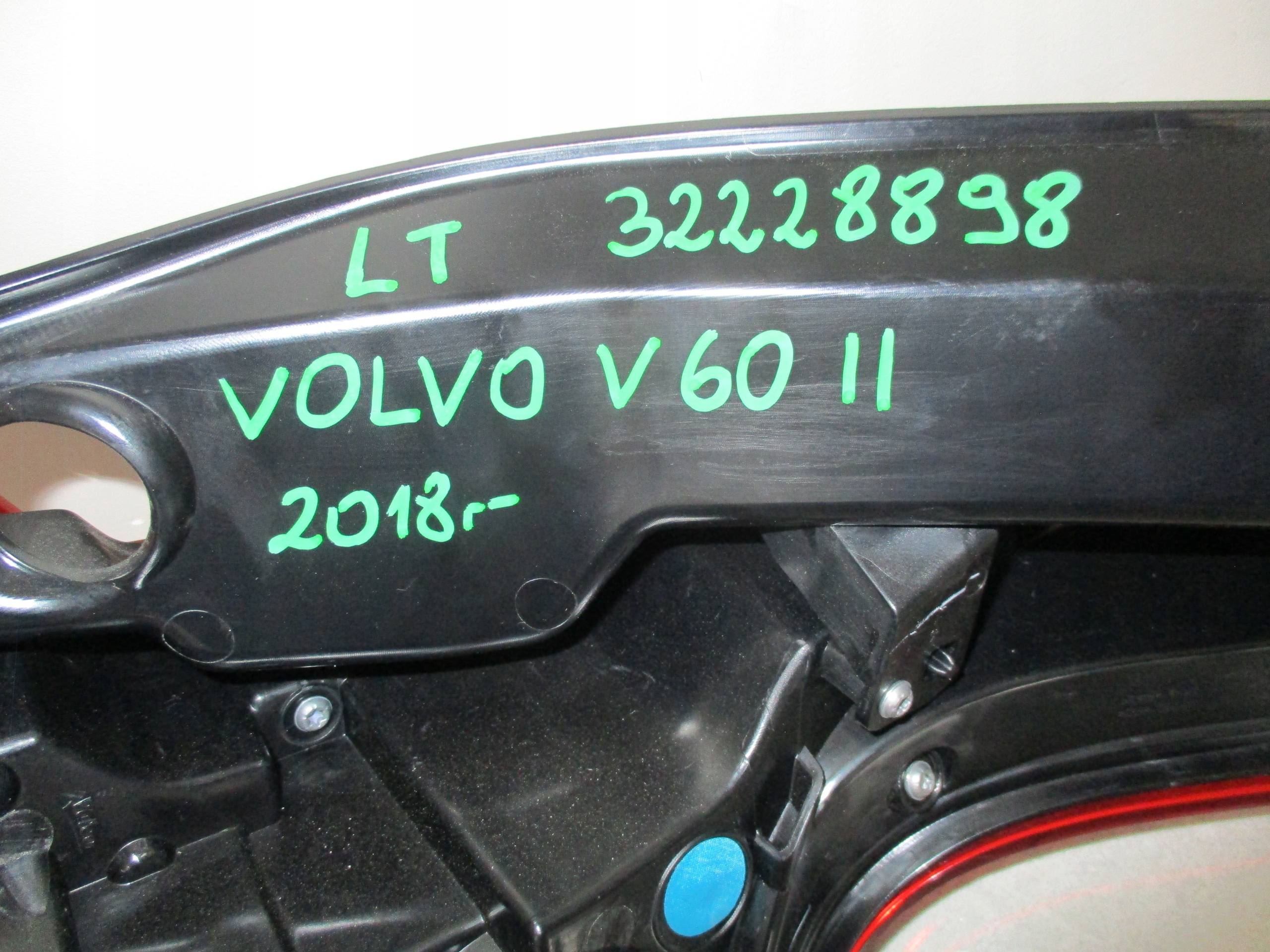 light left rear part Volvo V60 II 18r- 32228898