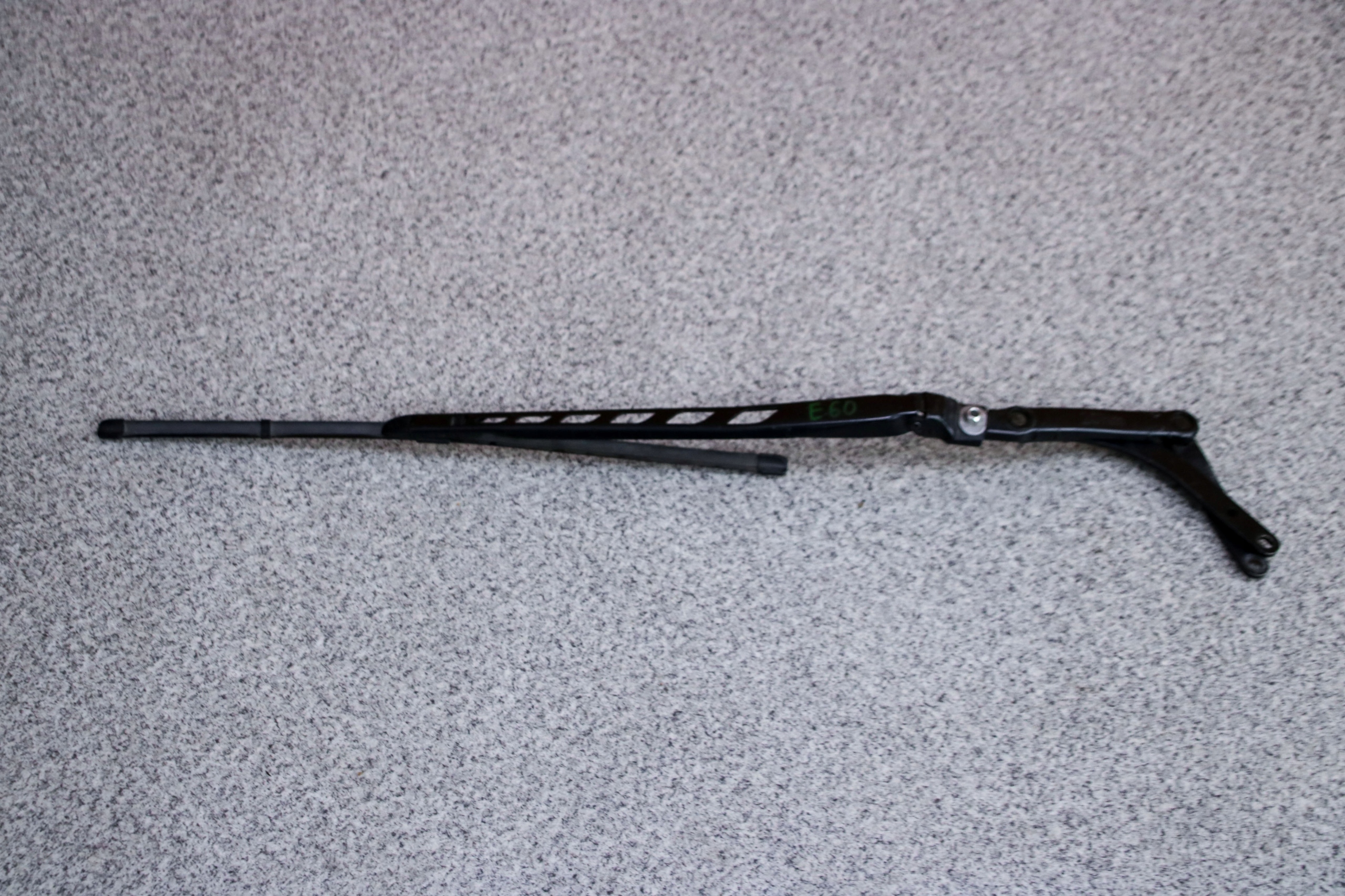 BMW E60 E61 ramínko stěrače pravý předek 7144540