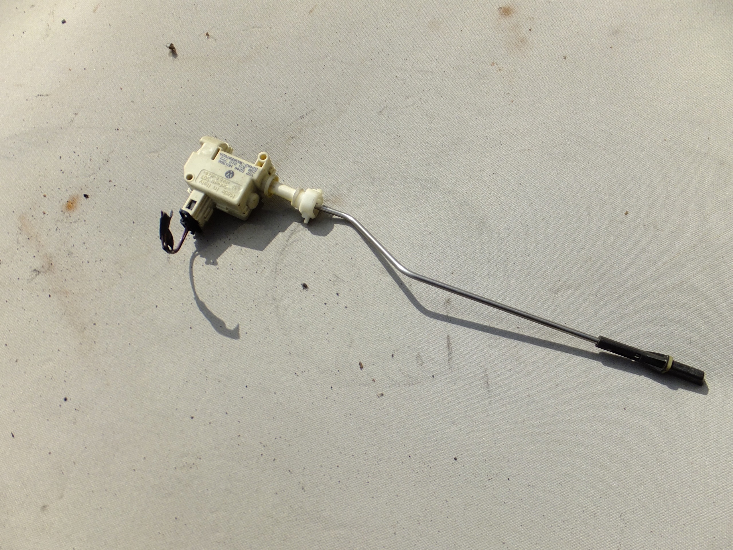 amortizer vratašca rezervoara goriva vw passat b6 3C0810773