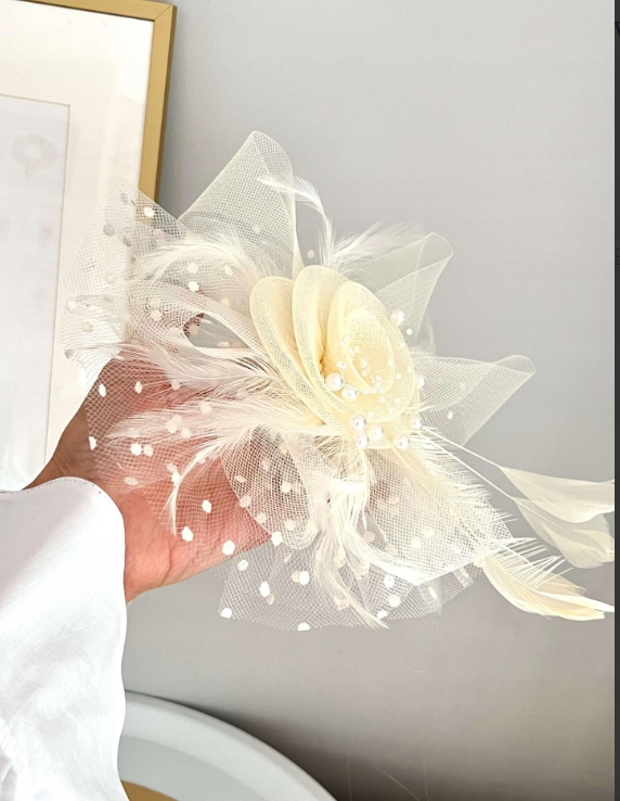 TOCZEK DAMSKI FASCYNATOR DO WŁOSÓW NA GŁOWĘ KREMOWY PIÓRA Kolor dominujący beżowy