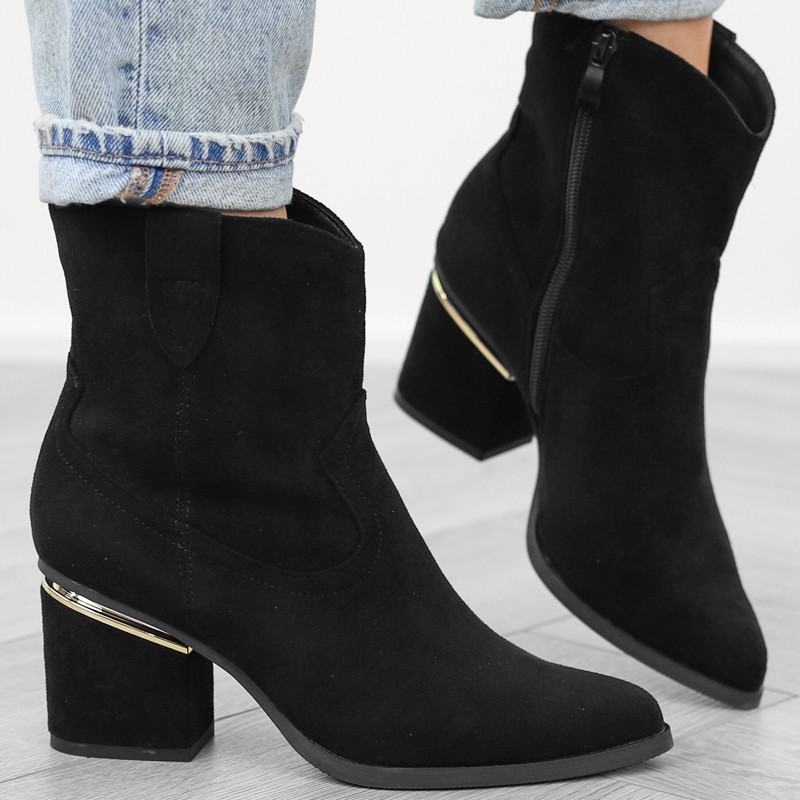Černé dámské kotníkové boty zateplené na podpatku, semišový špic, elegantní