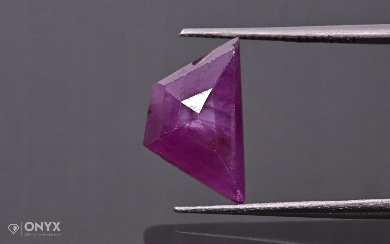 Rubín fazetovaná rozeta nepravidelná 13x8 mm