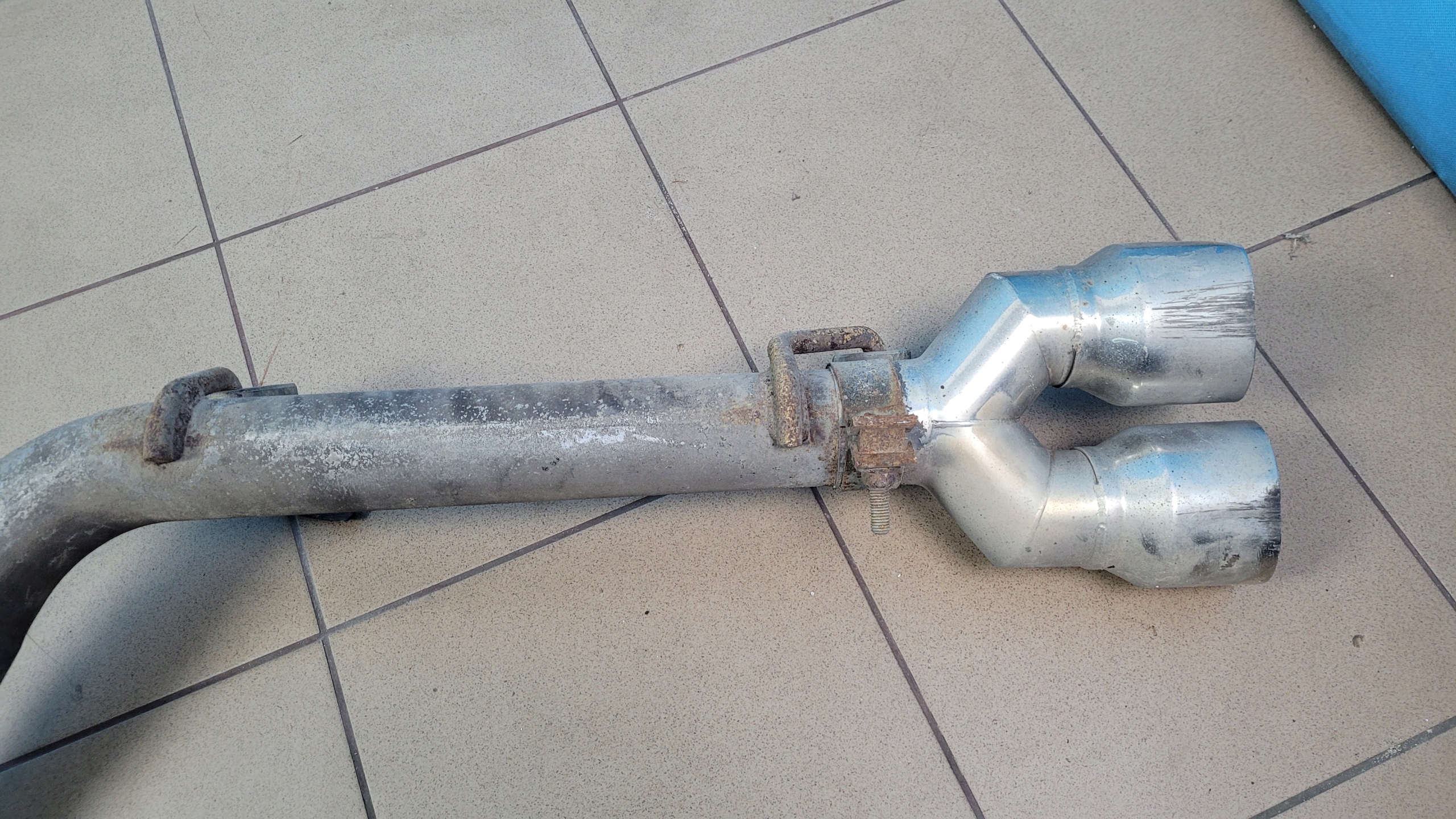 Dodge CHALLENGER 3.6л 19r труба наконечник выхлопная левый