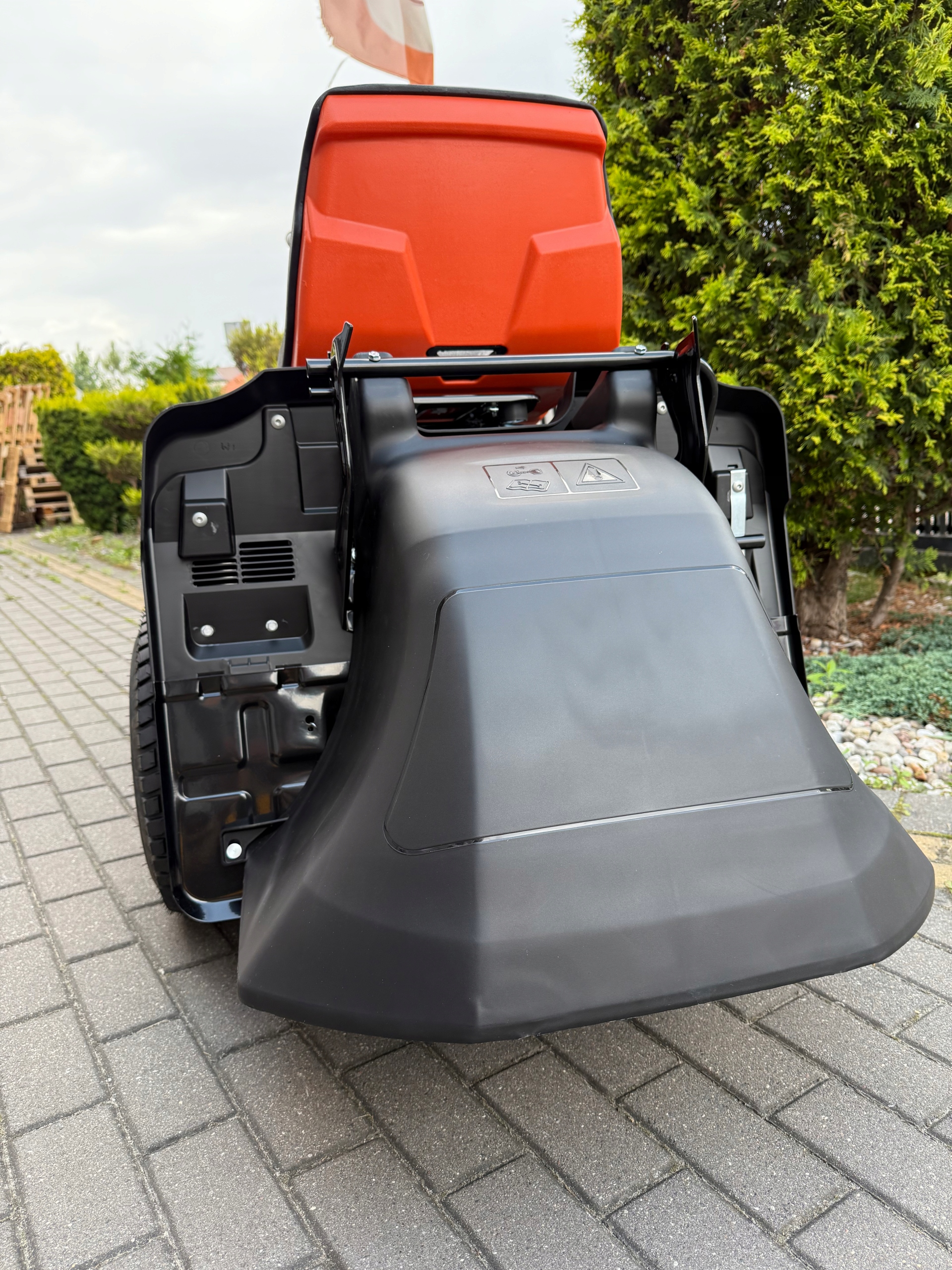 Deflektor Wyrzutu Trawy Do Traktorka Oleo-mac Om 86R 92R 102R 99L 109L